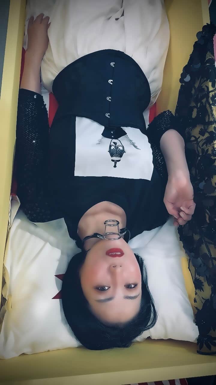 のインスタグラム：「「可愛い葬儀のための、可愛い棺桶と葬儀具のブランド」#gravetokyo @mikera1973 さんPOP-UPへ⚰  期間中なんと112人も　#入棺体験 されたそうです。 オシャレでかわいい⚰ ミケラさんならではの世界観。 ミラノたちも体験し 生まれ変わり気分堪能🧛‍♀️🌹⚡️  あのラフォーレ原宿で まさか寝そべりが出来るなんて 貴重すぎます⚰️⚡️⚰️🧛‍♀️  #愛と狂気のマーケット　の中でも 異彩を放っておりました⚡️  1周年ということもあり、エリアは大盛り上がりでした。 @sayumi7 さん改めておめでとう㊗️ございます🌹  - - - - - 🥀🥀🥀 - - - - -  《 ABOUT 緑川ミラノ 》 日常にセクシーとゴージャスを🫦🌹 オンラインセレクトショップ 「Baby Doll Tokyo -mirano BOTE-」運営  天然バロックパールのアクセサリーショップ 「Freya-フレイヤ-」でも女性の美を応援中💋  《 ハイライトには…?? 》 緑川ミラノが手がけるコルセットや フェティッシュでセクシーな ファッションアイテムをイージーオーダー 出来るオンラインページ🌹  不定期開催のポップアップストアなどについて まとめてあります🖤  スタイリスト、スタイリング コーディネート提案✨ コルセット着用体験・ライブ トークショー⌛️ お仕事のご依頼はお気軽にDMで💌✨  - - - - - 🥀🥀🥀- - - - -  #緑川ミラノ #マダムミラノ #美と退廃 #コルセット #コルセット生活 #コルセットコーデ #フェティッシュ #フェティッシュファッション #corset #corsetdress」