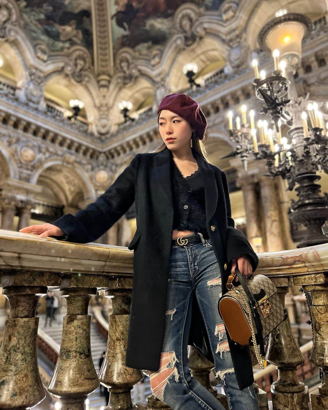Miss Hunnyのインスタグラム：「最近的確超級忙， 不停挑戰自己能力上限。 這樣的情況有壓力正常不過， 但有壓力並不代表我不開心， 所以如果覺得我臉很臭， 請不要誤會我對工作煩厭。  更何況， 我又不是對每個人都擺臭臉。  #Hunny以身試法🇫🇷」