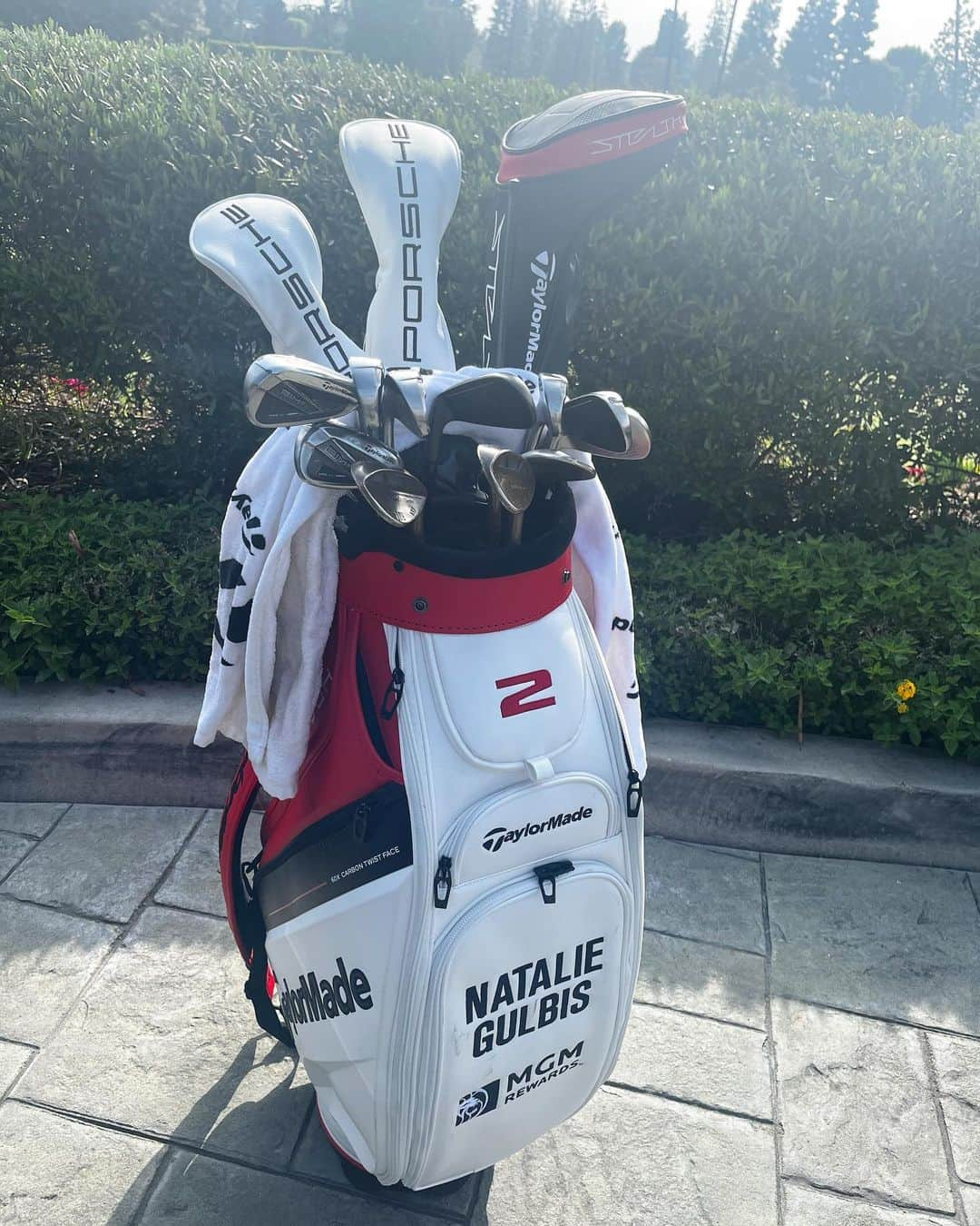 ナタリー・ガルビスのインスタグラム：「Loving my new Taylor Made Tour Bag #teamtaylormade」