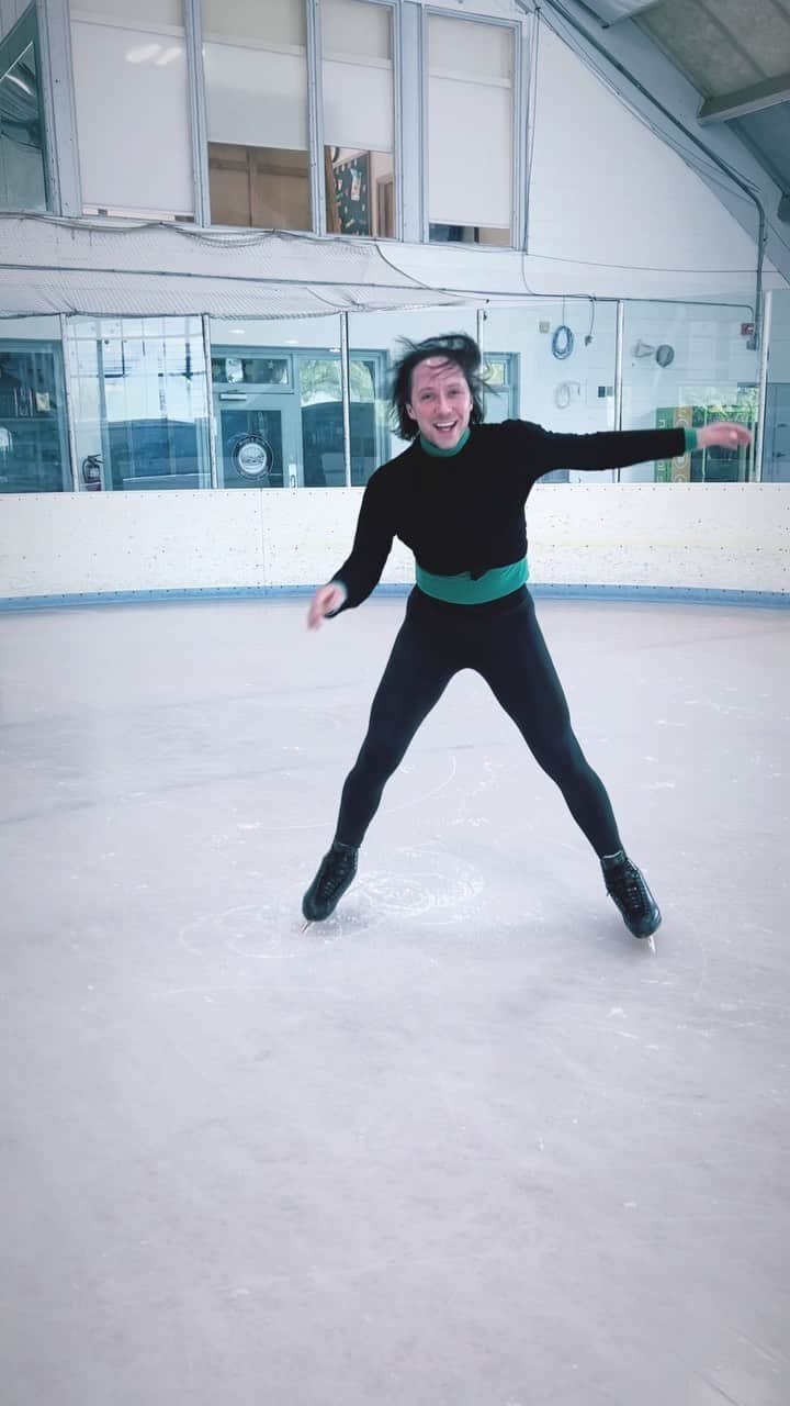 ジョニー・ウィアーのインスタグラム：「We are so grateful that so many of you have reached out! We have so much combined figure skating experience that we are able to assist everyone on their journey, regardless of their current skating level. Our goal isn’t necessarily that you come to the Academy as the champion you always dreamt of being, but that we can empower you to become the champion you were meant to be. 🤍 EMAIL: johnnyweirskatingacademy@gmail.com PHONE: +1.717.371.14.54 #figureskating #johnnyweirskatingacademy  #johnnyweir #teamusa #olympics #coach #athlete #student #wilmingtondelaware」