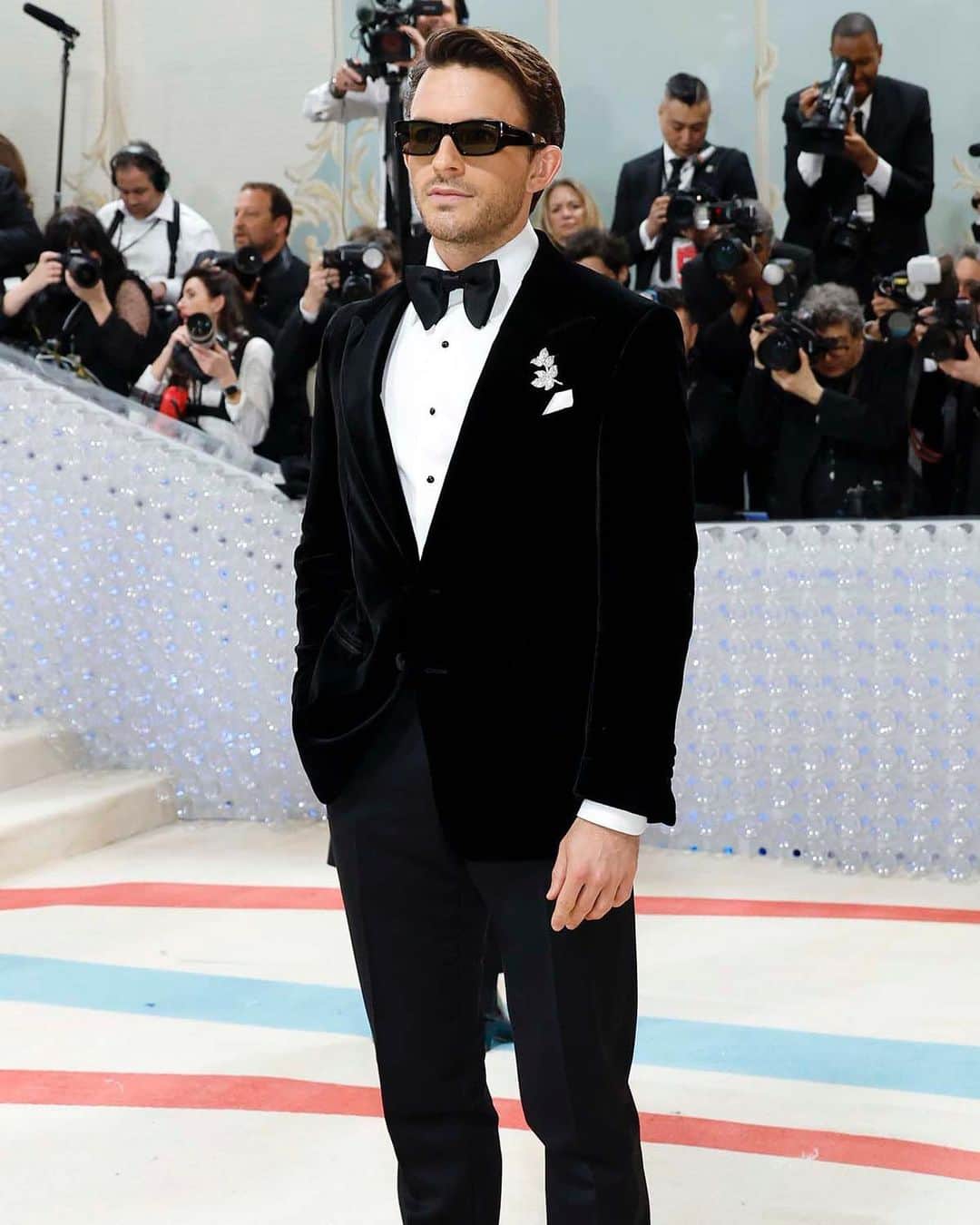 トムフォードのインスタグラム：「#JONATHANBAILEY WEARING #TOMFORD TO THE 2023 MET GALA.   #TOMFORD #TFRedCarpet #MetGala2023」