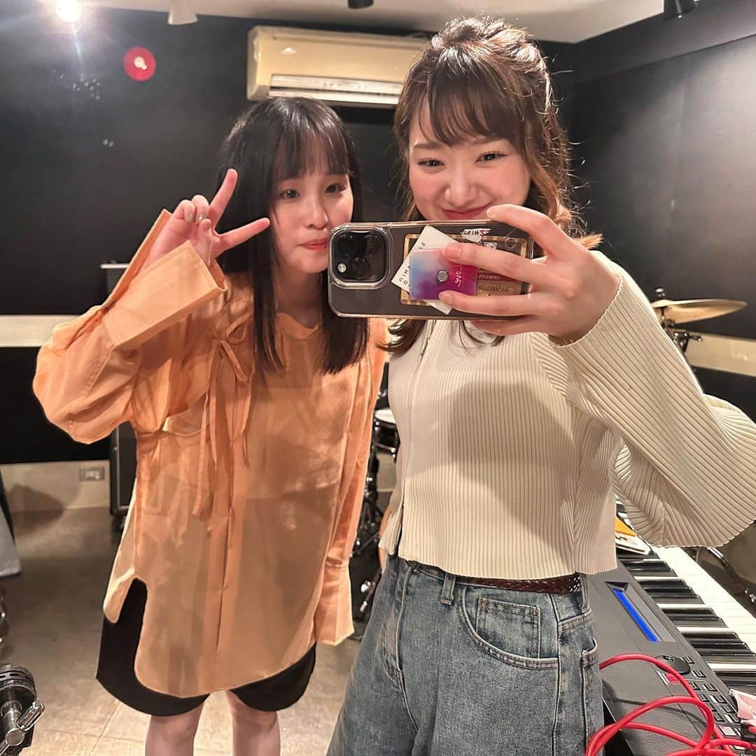 のインスタグラム：「りおかとたくさん歌えて嬉しかった春🌸 次は夏かな みんなGWはどう過ごすの？☺️」