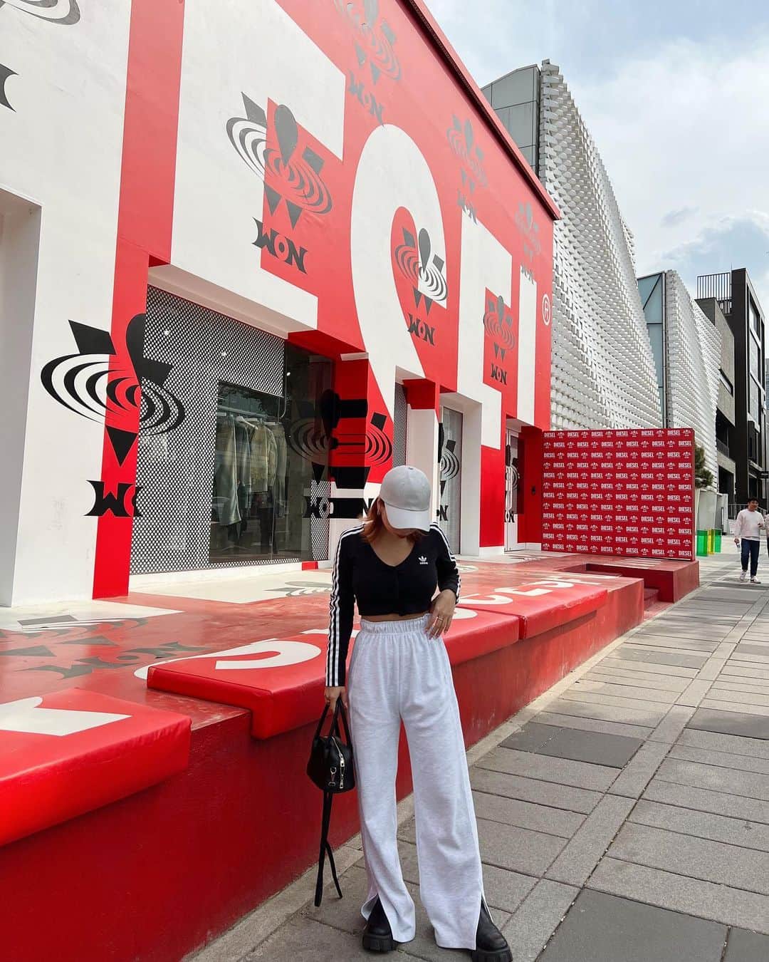 ヒロタナギサのインスタグラム：「_  梨泰院のDieselがかわいくて🚘♡  この日のコーデは動きまわる日やったから 全部韓国で調達したラフコーデ🇰🇷笑 #ngscode」