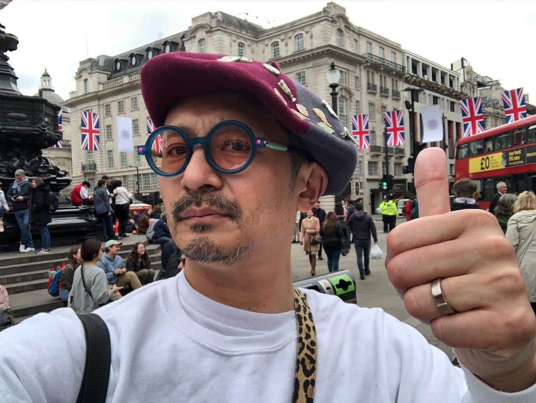 石塚啓次のインスタグラム：「ロンドン無事潜入成功！ 今夜宵宵祇園ナイトしますよ！平日ですがお待ちしてます！ 21時ですが18時から通常営業じゃまならないようにスタン張ってます！  #石塚啓次 #YouTube #宵宵祇園  #yoiyoigion  #ブエナビスタデポルテ #buenavistadeporte #バルセロナ」
