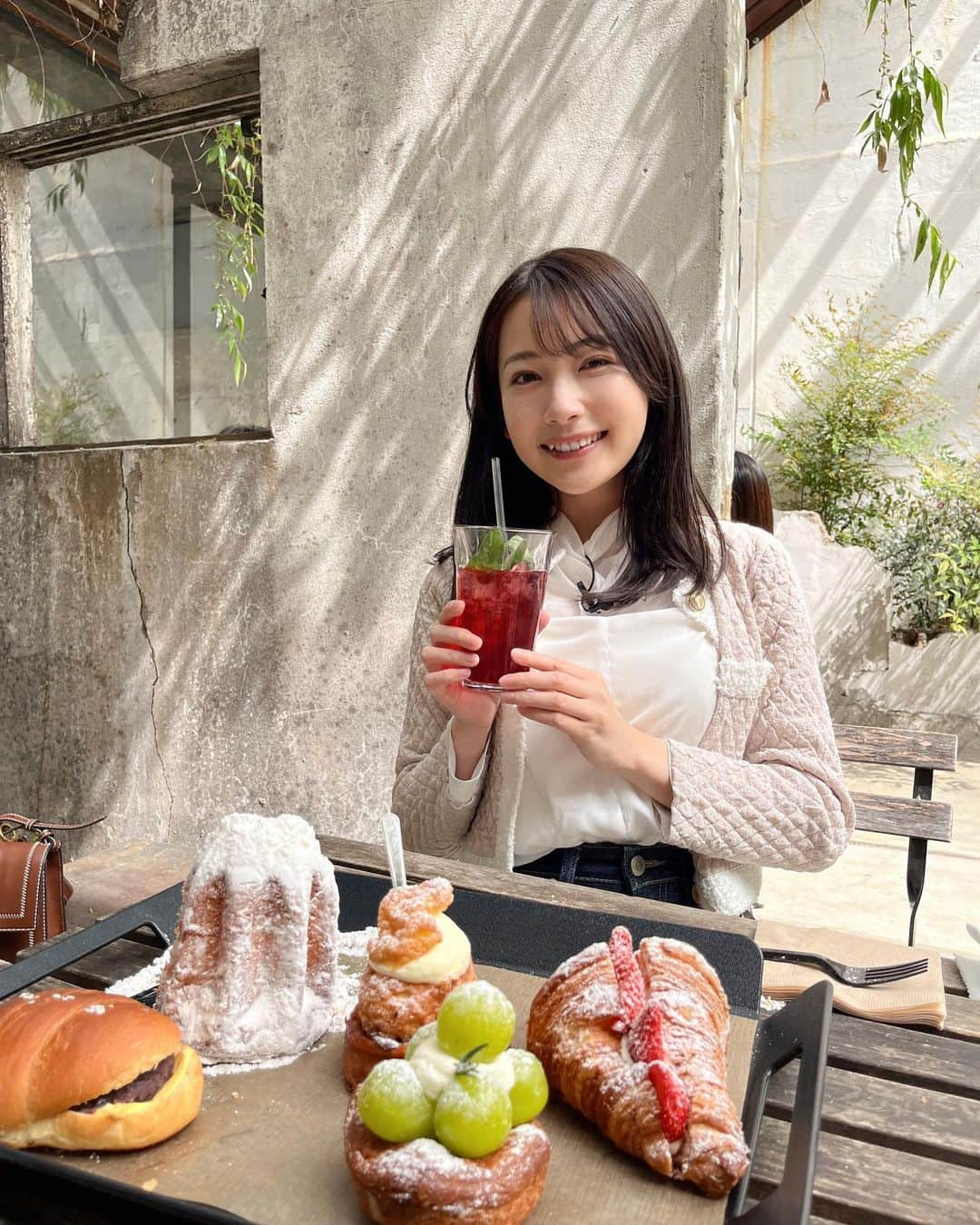 青木美奈実さんのインスタグラム写真 - (青木美奈実Instagram)「【2泊3日のソウル旅 前編】 あす3日(水)のNEWS CH.4(18:15〜)で放送！  約3年ぶりに再開した松山-ソウル線に乗り 韓国ロケに行ってきました🛫  ✅ #cafeonion #聖水 店 工場をリノベーションしたお洒落なカフェ！ 華やかなパンが目白押し！ 店内はどこを撮っても絵になります✨  ✅ #イビススタイルズアンバサダーソウル明洞  ルーフトップバーがあるホテル🍹 ソウルの夜景が一望できます！ #ソウルタワー も見える！  ✅ #広蔵市場 ソウル最大級の市場！ ローカルグルメが大集合する中 行列ができていたのは 韓国の揚げドーナツ #クァベギ 💛 今回の旅の案内人、ガウルさんと！✨  ✅ #プチョンユッケ 本店 人気のユッケ専門店！ ユッケにタコがのった #ユッケタンタンイ に レバ刺し、センマイなどを堪能しました🤤  前編は韓国グルメが中心！ 詳しくは、あすの特集をご覧ください💕  #チャン4 #韓国旅行 #ソウル旅行 #南海放送 #アナウンサー #ソウルおすすめスポット #聖水カフェ」5月2日 23時58分 - aoki_minami_