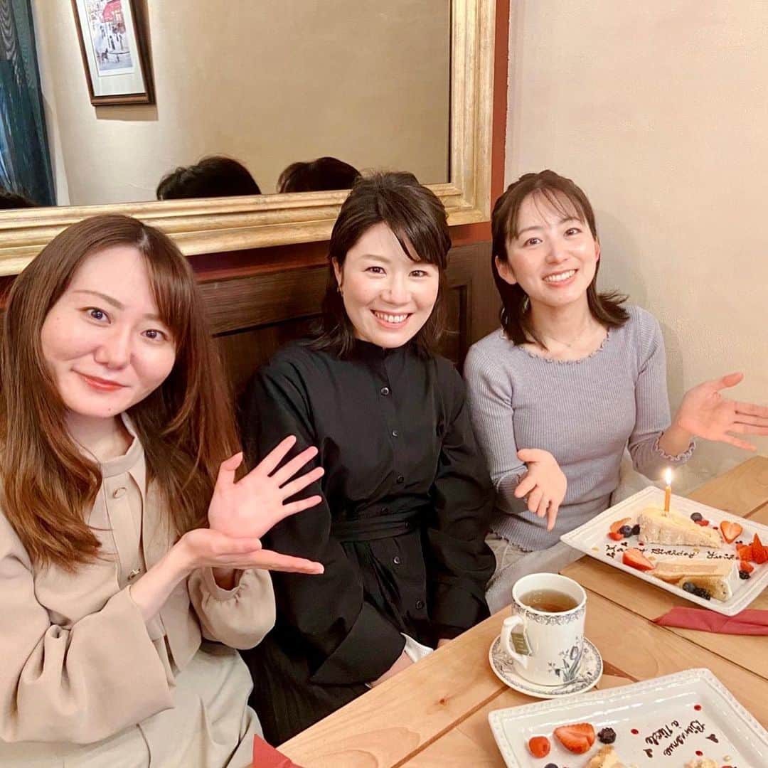 はたゆりこさんのインスタグラム写真 - (はたゆりこInstagram)「お祝い@Café de Nicole ━━━━━━━━━━━━━━━━━━━━━ 高円寺にあるCafé de Nicole（カフェドゥニコル）にて友人たちにお誕生日お祝いしてもらいました😊 いただいたのは 「ココナッツとライムのシュクセ」 「カスタードとバニラのムース」 どちらも感動的な美味しさ…🥹大好きなアールグレイの紅茶とゆっくり味わいながら、とっても贅沢な時間でした。ニコルのケーキは他では食べられない唯一無二のお味。もっともっと色んなケーキを食べてみたくなります🥰  そして、こうして歳を重ねても昔と変わらない居心地の良い時間を友人たちと一緒に過ごせることが有難くて嬉しいです🥰  My friends and I celebrated my birthday at Café de Nicole in Koenji. I had "Succès à la menthe" and "Mousse à la vanille". Both cakes were so delicious...I enjyoed them with my favorite Earl Grey tea, and it was a luxurious time! The cakes of Nicole have a unique taste that you cannot find anywhere else. It makes me want to try more and more cakes!  And I am so thankful and happy to be able to spend such a cozy time with my friends, even though we have getten older, just like in the past 🥰  [店舗詳細] Café de Nicole（カフェドゥニコル） 東京都杉並区高円寺南4-27-7 03-5929-9705 Open12:00-Close19:00（火水 定休日） @cafedenicole_official  ≪出演情報≫ ◼6月1日(木)夜 小田留意バースデーワンマンにゲスト出演 ◼9月16日(土)・17日(日)はたゆりこ関西ツアー2023　両日昼公演＠雲州堂（大阪）  #カフェドゥニコル #cafedenicole #ケーキ屋 #東京カフェ #東京ケーキ #東京スイーツ #高円寺 #高円寺カフェ #高円寺ケーキ #cafetokyo #caketokyo #tokyocake #japancake #フランス菓子 #シュクセ #ライムのケーキ #ココナッツのケーキ #succès」5月3日 0時02分 - hatayuriko