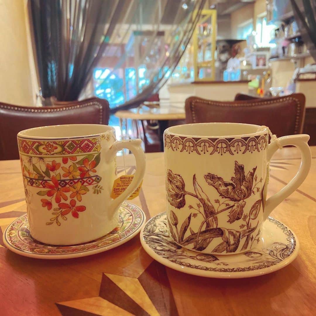 はたゆりこさんのインスタグラム写真 - (はたゆりこInstagram)「お祝い@Café de Nicole ━━━━━━━━━━━━━━━━━━━━━ 高円寺にあるCafé de Nicole（カフェドゥニコル）にて友人たちにお誕生日お祝いしてもらいました😊 いただいたのは 「ココナッツとライムのシュクセ」 「カスタードとバニラのムース」 どちらも感動的な美味しさ…🥹大好きなアールグレイの紅茶とゆっくり味わいながら、とっても贅沢な時間でした。ニコルのケーキは他では食べられない唯一無二のお味。もっともっと色んなケーキを食べてみたくなります🥰  そして、こうして歳を重ねても昔と変わらない居心地の良い時間を友人たちと一緒に過ごせることが有難くて嬉しいです🥰  My friends and I celebrated my birthday at Café de Nicole in Koenji. I had "Succès à la menthe" and "Mousse à la vanille". Both cakes were so delicious...I enjyoed them with my favorite Earl Grey tea, and it was a luxurious time! The cakes of Nicole have a unique taste that you cannot find anywhere else. It makes me want to try more and more cakes!  And I am so thankful and happy to be able to spend such a cozy time with my friends, even though we have getten older, just like in the past 🥰  [店舗詳細] Café de Nicole（カフェドゥニコル） 東京都杉並区高円寺南4-27-7 03-5929-9705 Open12:00-Close19:00（火水 定休日） @cafedenicole_official  ≪出演情報≫ ◼6月1日(木)夜 小田留意バースデーワンマンにゲスト出演 ◼9月16日(土)・17日(日)はたゆりこ関西ツアー2023　両日昼公演＠雲州堂（大阪）  #カフェドゥニコル #cafedenicole #ケーキ屋 #東京カフェ #東京ケーキ #東京スイーツ #高円寺 #高円寺カフェ #高円寺ケーキ #cafetokyo #caketokyo #tokyocake #japancake #フランス菓子 #シュクセ #ライムのケーキ #ココナッツのケーキ #succès」5月3日 0時02分 - hatayuriko