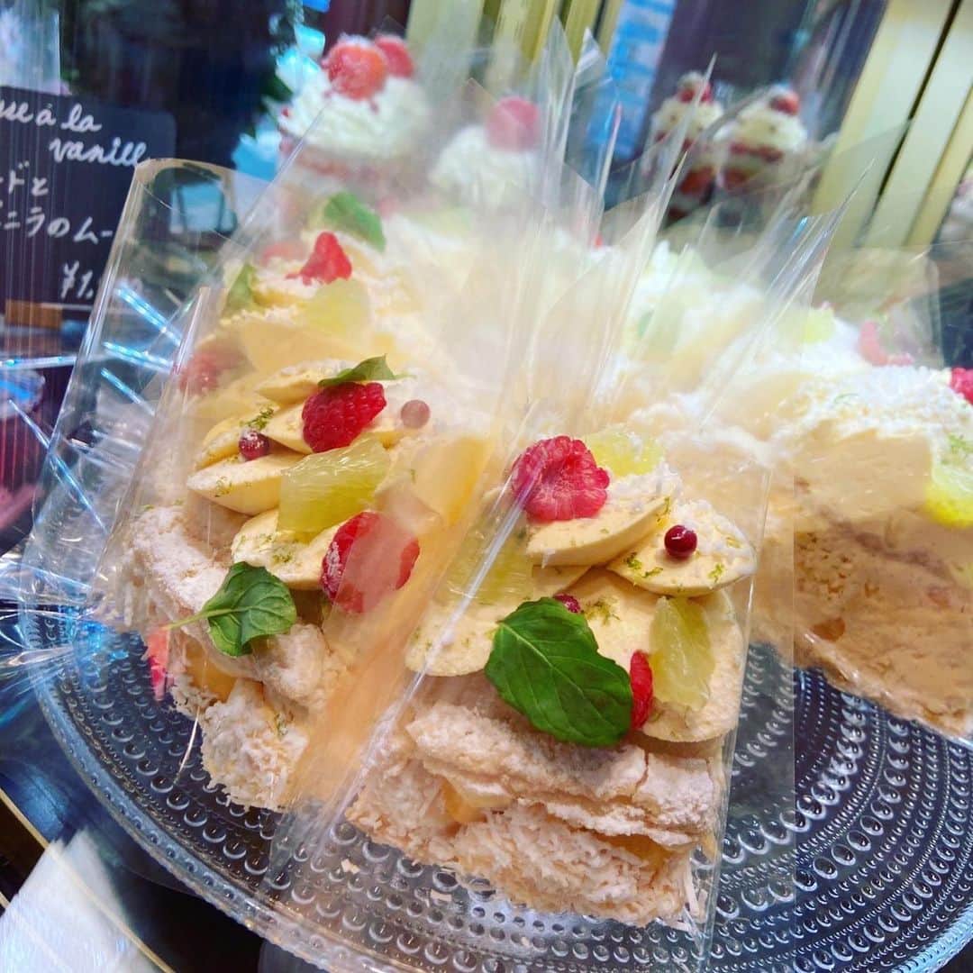 はたゆりこさんのインスタグラム写真 - (はたゆりこInstagram)「お祝い@Café de Nicole ━━━━━━━━━━━━━━━━━━━━━ 高円寺にあるCafé de Nicole（カフェドゥニコル）にて友人たちにお誕生日お祝いしてもらいました😊 いただいたのは 「ココナッツとライムのシュクセ」 「カスタードとバニラのムース」 どちらも感動的な美味しさ…🥹大好きなアールグレイの紅茶とゆっくり味わいながら、とっても贅沢な時間でした。ニコルのケーキは他では食べられない唯一無二のお味。もっともっと色んなケーキを食べてみたくなります🥰  そして、こうして歳を重ねても昔と変わらない居心地の良い時間を友人たちと一緒に過ごせることが有難くて嬉しいです🥰  My friends and I celebrated my birthday at Café de Nicole in Koenji. I had "Succès à la menthe" and "Mousse à la vanille". Both cakes were so delicious...I enjyoed them with my favorite Earl Grey tea, and it was a luxurious time! The cakes of Nicole have a unique taste that you cannot find anywhere else. It makes me want to try more and more cakes!  And I am so thankful and happy to be able to spend such a cozy time with my friends, even though we have getten older, just like in the past 🥰  [店舗詳細] Café de Nicole（カフェドゥニコル） 東京都杉並区高円寺南4-27-7 03-5929-9705 Open12:00-Close19:00（火水 定休日） @cafedenicole_official  ≪出演情報≫ ◼6月1日(木)夜 小田留意バースデーワンマンにゲスト出演 ◼9月16日(土)・17日(日)はたゆりこ関西ツアー2023　両日昼公演＠雲州堂（大阪）  #カフェドゥニコル #cafedenicole #ケーキ屋 #東京カフェ #東京ケーキ #東京スイーツ #高円寺 #高円寺カフェ #高円寺ケーキ #cafetokyo #caketokyo #tokyocake #japancake #フランス菓子 #シュクセ #ライムのケーキ #ココナッツのケーキ #succès」5月3日 0時02分 - hatayuriko