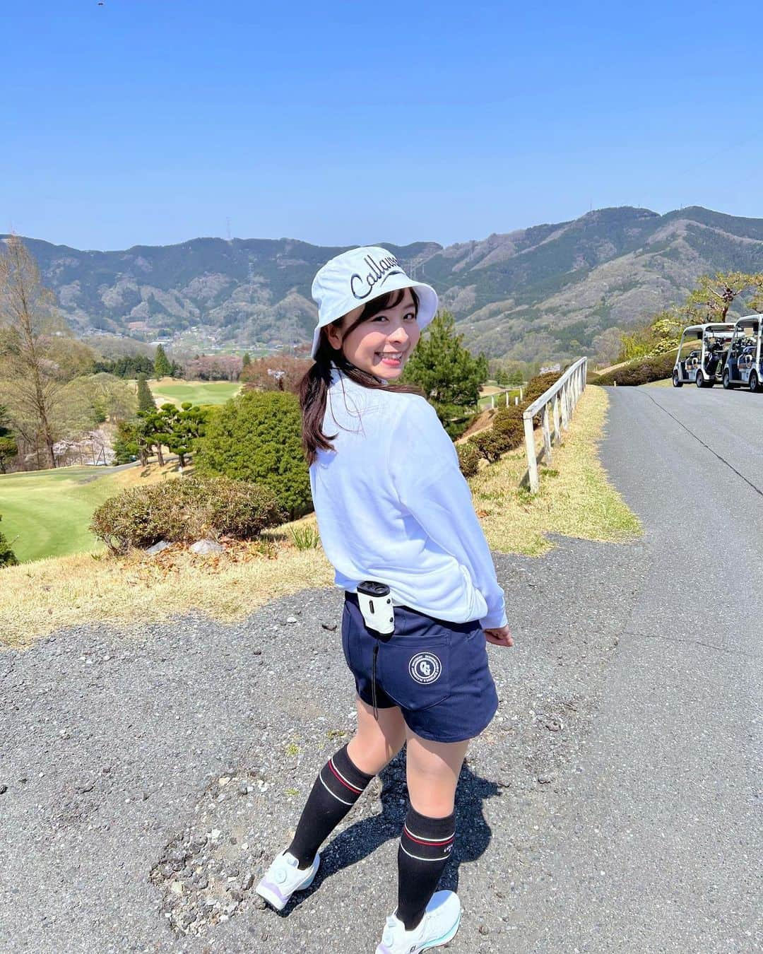 なみきさんのインスタグラム写真 - (なみきInstagram)「今回だけのゴルフウェアは @callawayapparel_japan ⛳️ シューズは @footjoy.japan  ザ・シンプルに紺白コーデで色統一し、callawayのロゴがハットとトップスに入っててかっこよく☺️ 特にパンツは動きやすくて色々気にしなくていいから楽チン！！ すっきりまとまったコーデで安定ですね！ ・ ・ #golf #GOLF #ゴルフ #ゴルフ女子 #callaway #callawayapparel #callawaygolf #ゴルフウェア #pr #footjoy #フットジョイ」5月3日 0時07分 - namiki_golf