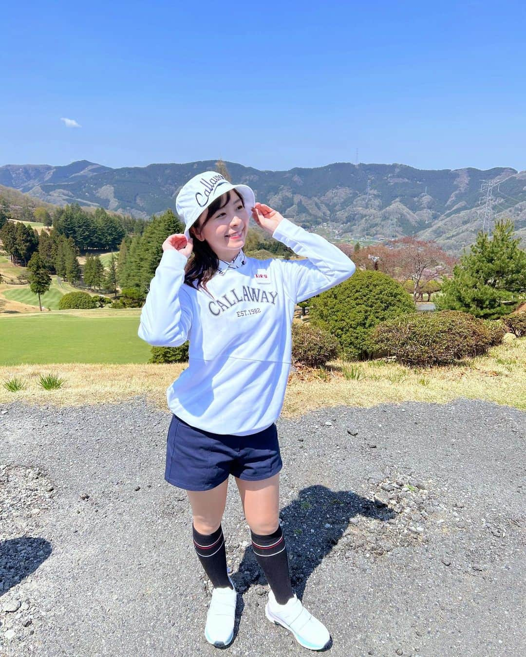 なみきさんのインスタグラム写真 - (なみきInstagram)「今回だけのゴルフウェアは @callawayapparel_japan ⛳️ シューズは @footjoy.japan  ザ・シンプルに紺白コーデで色統一し、callawayのロゴがハットとトップスに入っててかっこよく☺️ 特にパンツは動きやすくて色々気にしなくていいから楽チン！！ すっきりまとまったコーデで安定ですね！ ・ ・ #golf #GOLF #ゴルフ #ゴルフ女子 #callaway #callawayapparel #callawaygolf #ゴルフウェア #pr #footjoy #フットジョイ」5月3日 0時07分 - namiki_golf