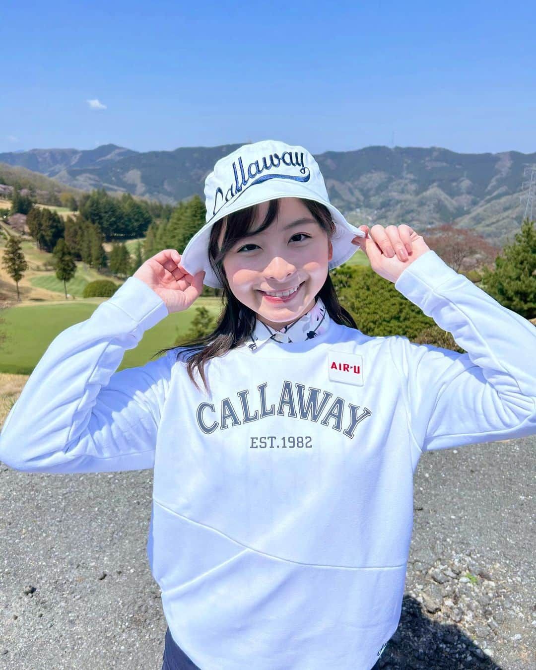 なみきさんのインスタグラム写真 - (なみきInstagram)「今回だけのゴルフウェアは @callawayapparel_japan ⛳️ シューズは @footjoy.japan  ザ・シンプルに紺白コーデで色統一し、callawayのロゴがハットとトップスに入っててかっこよく☺️ 特にパンツは動きやすくて色々気にしなくていいから楽チン！！ すっきりまとまったコーデで安定ですね！ ・ ・ #golf #GOLF #ゴルフ #ゴルフ女子 #callaway #callawayapparel #callawaygolf #ゴルフウェア #pr #footjoy #フットジョイ」5月3日 0時07分 - namiki_golf