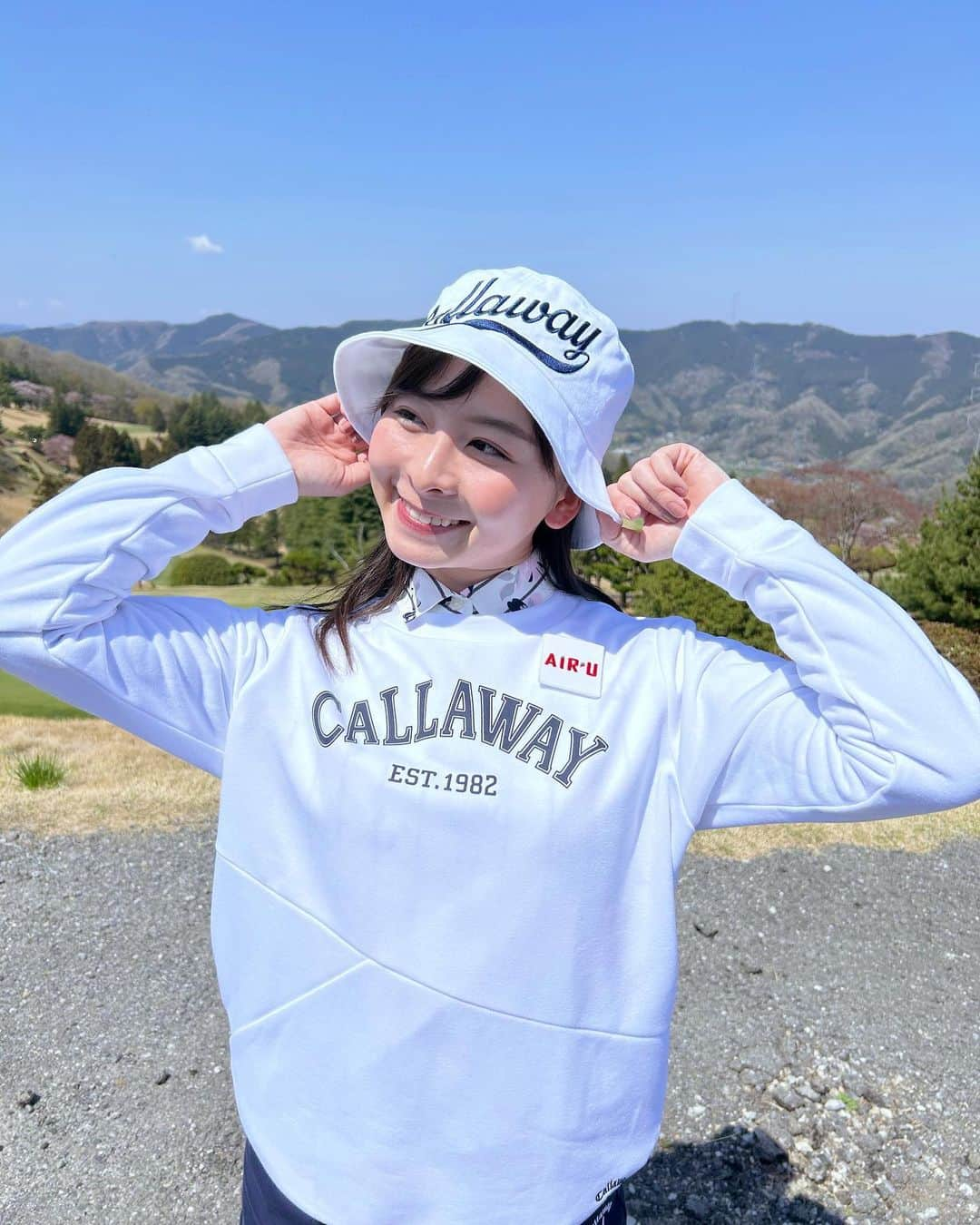 なみきさんのインスタグラム写真 - (なみきInstagram)「今回だけのゴルフウェアは @callawayapparel_japan ⛳️ シューズは @footjoy.japan  ザ・シンプルに紺白コーデで色統一し、callawayのロゴがハットとトップスに入っててかっこよく☺️ 特にパンツは動きやすくて色々気にしなくていいから楽チン！！ すっきりまとまったコーデで安定ですね！ ・ ・ #golf #GOLF #ゴルフ #ゴルフ女子 #callaway #callawayapparel #callawaygolf #ゴルフウェア #pr #footjoy #フットジョイ」5月3日 0時07分 - namiki_golf