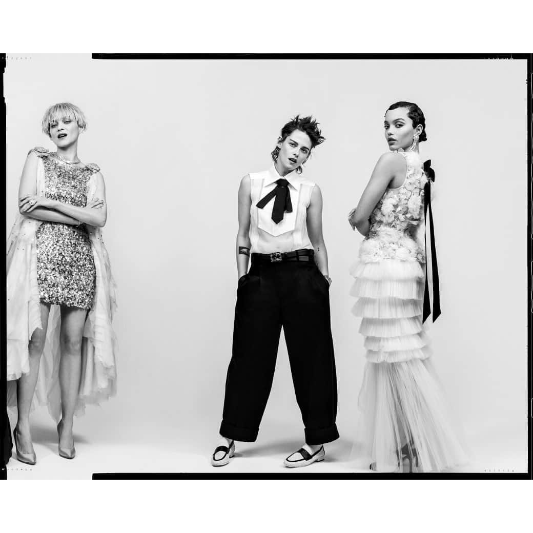 のインスタグラム：「Ambassadors and friends of the House got together to celebrate the opening of The Costume Institute’s exhibition, “Karl Lagerfeld: A Line of Beauty” at The Metropolitan Museum of Art in New York. On this occasion, they posed for a group portrait lensed by Inez & Vinoodh.  #MetGala @MetMusem @MetCostumeInstitute #ALineofBeauty @InezandVinoodh @MarionCotillard #KristenStewart @WhitneyPeak」