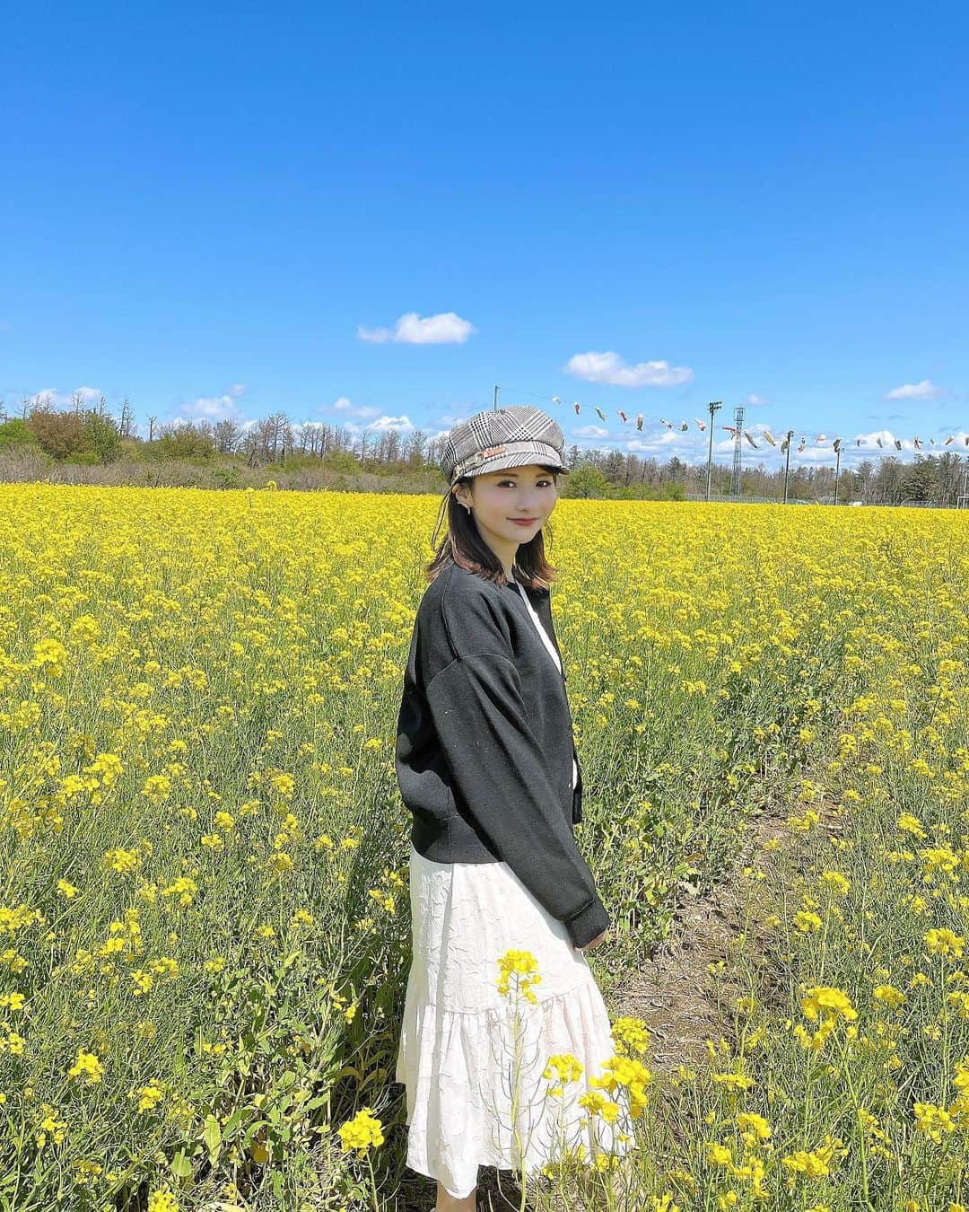 小林真琴のインスタグラム：「. 大潟村の『桜と菜の花まつり』へ🚗🌼 最高の天気🎏  平日なのもあり人が少なくて 菜の花と写真たくさん撮れましたよ〜 行くべきです🫶🏻🫶🏻🫶🏻  会いたい人に会えて 行きたかったところに行けて happyな日でした😍🩷  #桜と菜の花まつり #桜と菜の花ロード #菜の花ロード #大潟村 #秋田観光 #秋田 #こいのぼり」