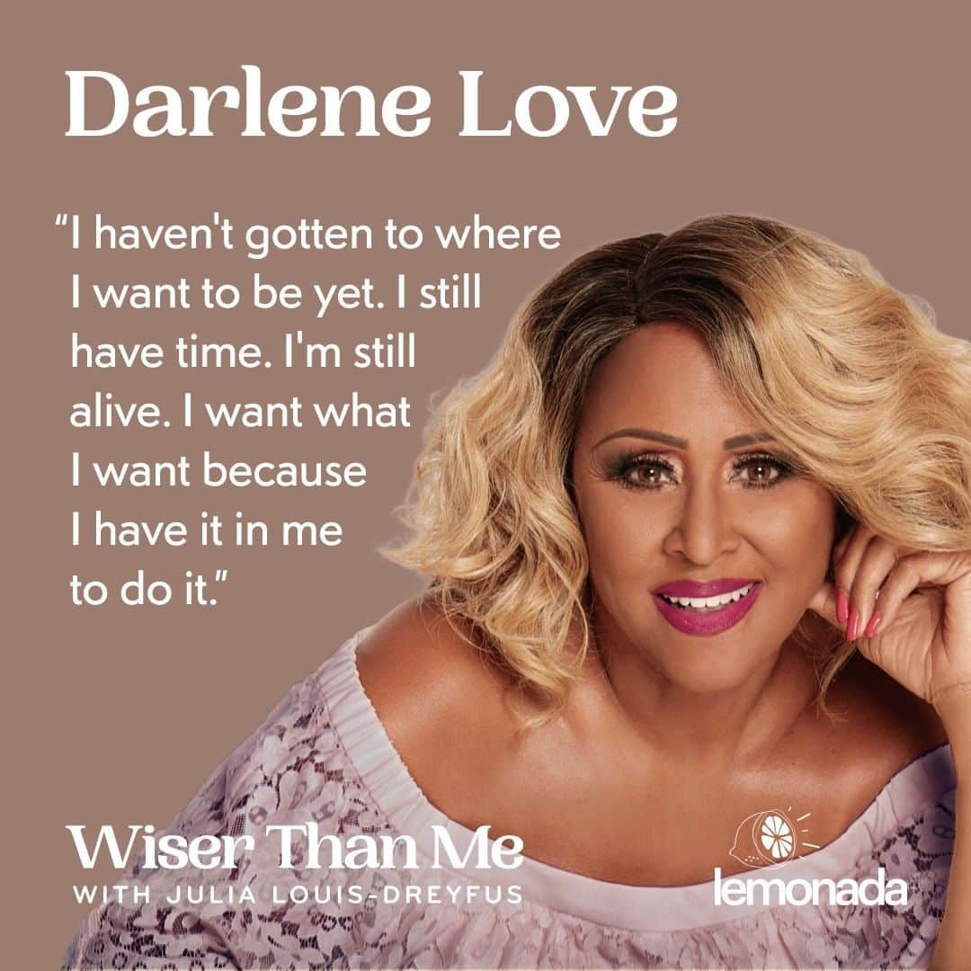 ジュリア・ルイス＝ドレイファスのインスタグラム：「This week on Wiser Than Me, I'm joined by 81-year-old Rock and Roll Hall of Fame singer Darlene Love (@darlenelovesings).   From her early days singing gospel music in her father’s church to backing up icons like Elvis Presley to finally going solo at age 40, Darlene is a case study in never giving up on your dreams.   She tells me about raising her sons while building her career, how to balance being strong and kind, and what motivates her to give her best performances.   And I share a story with my mom Judith about getting the wrong kind of laugh on the "Hannah and Her Sisters" set.  #wiserthanme  Link in bio to listen.」