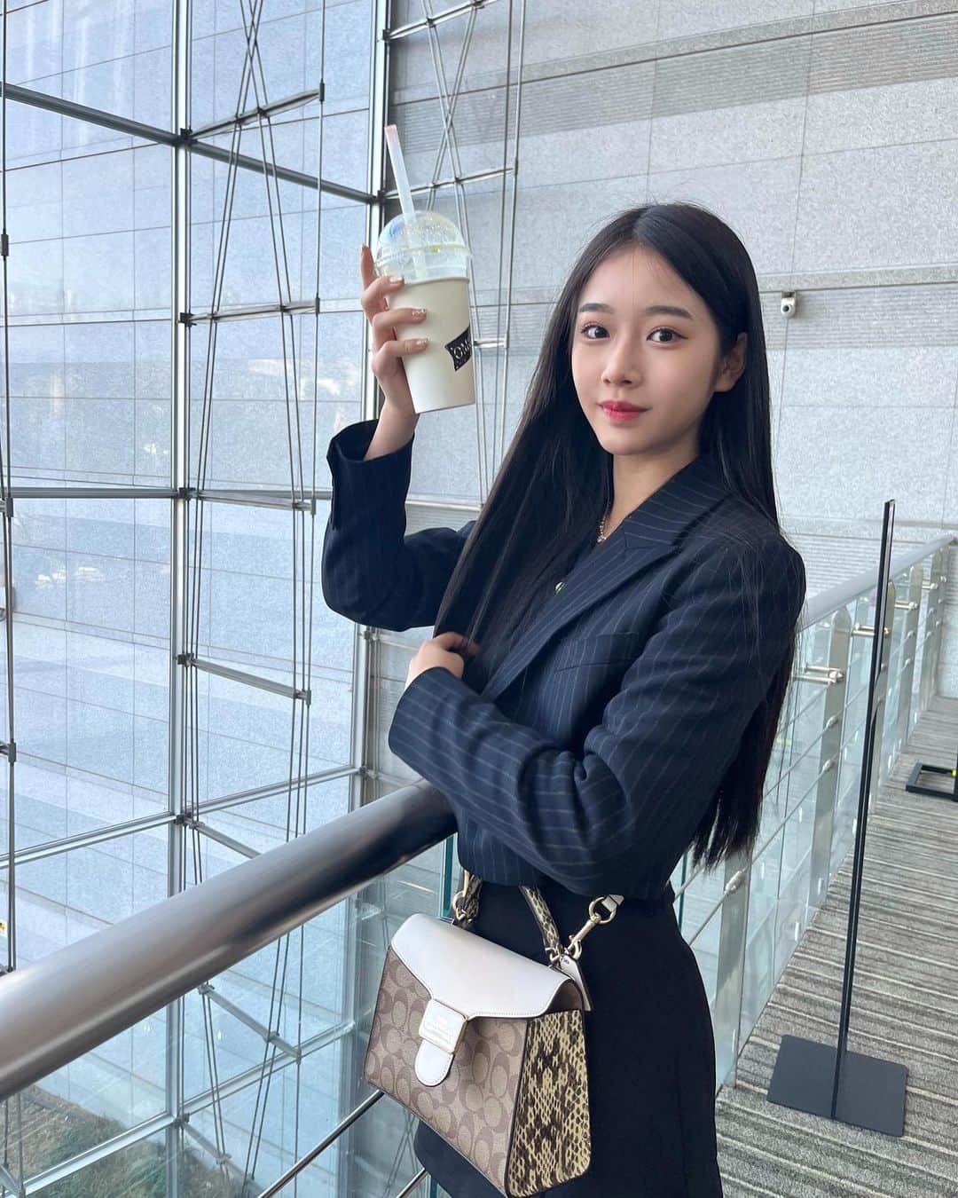 天翔天音のインスタグラム：「˗ˋˏ ˎˊ˗  この抹茶いちごラテ美味しくて2杯飲みました🥤🤍  #天翔天音 #05 #ljk #jk3  #ootd #fashion #amanestyle」