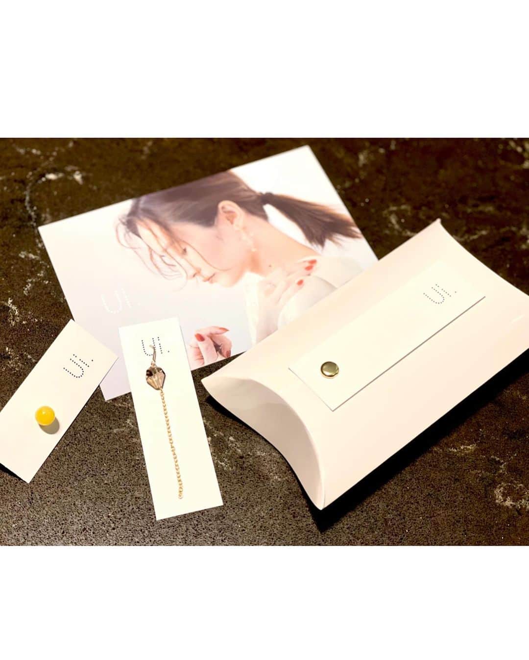 東なつ紀のインスタグラム：「このあいだブラブラしてたら、娘と同じ名前のアクセサリーブランドを発見🤍  "Ui."っていうブランドで、思わず、「ういですか？この子の名前ういなんです！」って言うてしまった☺︎  名前に惹かれたのはもちろん天然石ジュエリーで、シンプル可愛い🤍 お守りジュエリーとしてつけることにした🤍  #Ui. #天然石ジュエリー #アクセサリー #春 #お守りジュエリー」