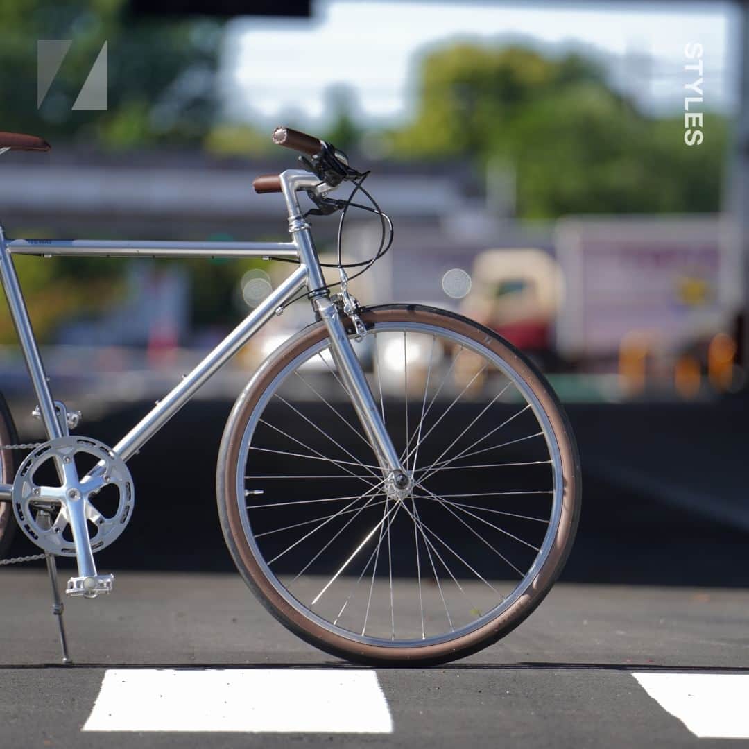 RITEWAY -Official Instagram-さんのインスタグラム写真 - (RITEWAY -Official Instagram-Instagram)「STYLES スタイルス  手前にカーブしたフラットバーはゆるりと走りたくなる乗車姿勢。 品質にこだわった部品で組み立てられたバイクは、スピードを出しても軽快に走ってくれる。 細身のクロモリフレームとレザー調のグリップ＆サドルがクラシカルな印象をより一層際立たせる。  #riteway #ライトウェイ #ライトウェイスタイルス #自転車 #自転車通勤 #自転車通学 #自転車女子 #ロードバイク #自転車のある生活 #自転車旅 #サイクリング #クロスバイク #クロモリロード #フラットバーロード ＃スピードバイク #bicyclephotography #ritewaystyle  #ポタリング #ホリゾンタルフレーム #horizontal」5月3日 0時25分 - riteway_bike