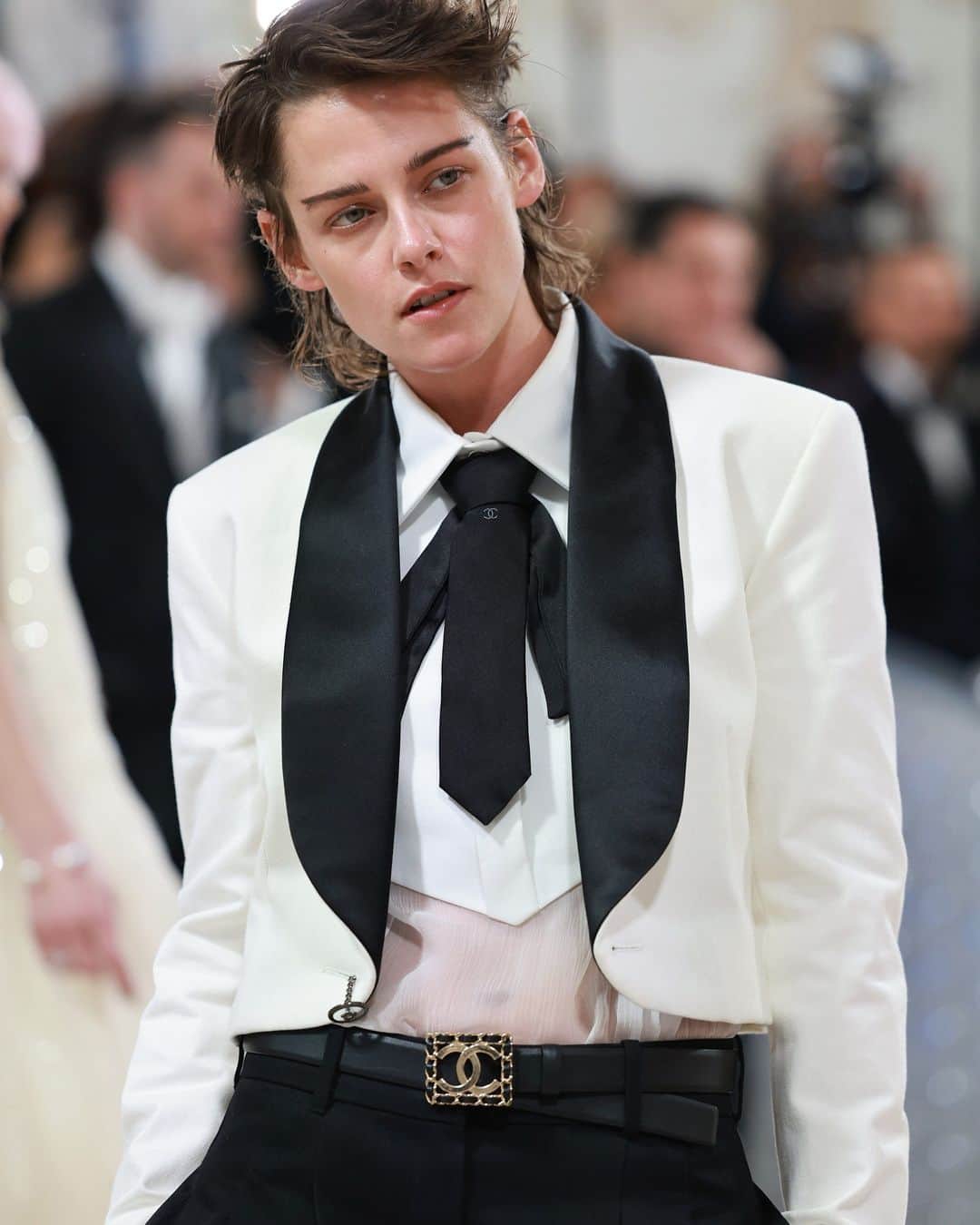 Vogue Parisさんのインスタグラム写真 - (Vogue ParisInstagram)「#KristenStewart once again flew the flag for the house of @Chanelofficial at the #MetGala2023. The star wore a menswear look from the house's resort 2017 collection.  © Getty - Jonas Gustavsson  #metgala #voguefrance」5月3日 0時27分 - voguefrance