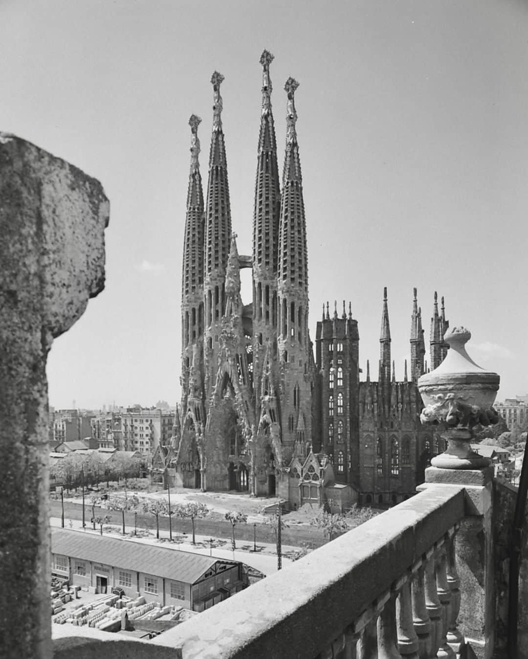 lifeのインスタグラム：「View of the architecture of Antoni Gaudi!  Visit the link in bio to see more divine destinations from the LIFE Archive.   (📷 Nat Farbman, 1951/LIFE Picture Collection)  #LIFEMagazine #LIFEArchive #TravelTuesday #NatFarbman #Destinations #AntoniGaudi #Architecture #SagradaFamilia #BarcelonaSpain #1950s」