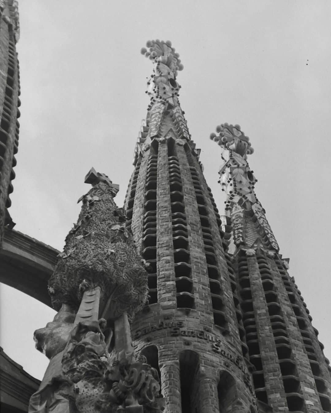 lifeさんのインスタグラム写真 - (lifeInstagram)「View of the architecture of Antoni Gaudi!  Visit the link in bio to see more divine destinations from the LIFE Archive.   (📷 Nat Farbman, 1951/LIFE Picture Collection)  #LIFEMagazine #LIFEArchive #TravelTuesday #NatFarbman #Destinations #AntoniGaudi #Architecture #SagradaFamilia #BarcelonaSpain #1950s」5月3日 0時31分 - life
