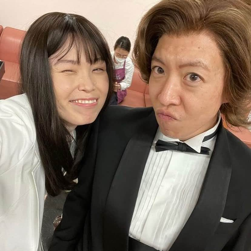 元木敦士さんのインスタグラム写真 - (元木敦士Instagram)「ものまねグランプリご視聴ありがとうございます😊 夫婦メドレーと泰造が見せたいぞうのコーナーに出させてもらいました😁  まーなさんの歌モノマネ凄く似てますし😁  尼神インター誠子ちゃんのロンバケも激似でしたね😁👌  ホリさんはいっつも面倒見てくれてます😂  同じ事務所の綾香ちゃんも最高だったよ😁  マギーさんとは数年ぶりにお話しできて嬉しかったです😊  夫婦メドレーチーム 見せたいぞうチーム 皆様ありがとうございました！⭐︎  最後はコロッケさんが写真入ってくれてパシャリ⭐︎😊コロッケさんありがとうございます🙇  帰りは福山雅治さんではなくミッチーさんが車で送ってくれました笑  見逃し配信はTVerで❗️  お疲れちゃーん⭐︎  PS. GACKT様ことタツヤの写真アプリは最高に盛れます😁笑  #ものまねグランプリ」5月3日 0時35分 - moppun0523