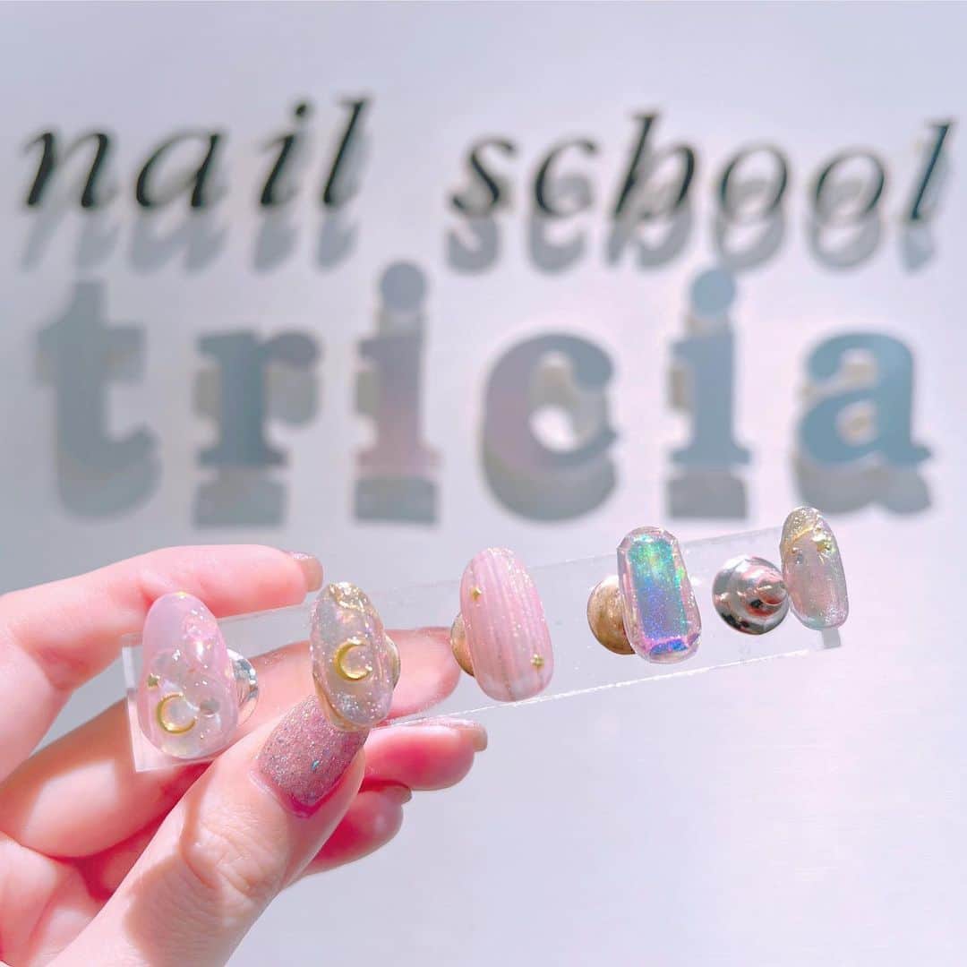 なかやまちえこのインスタグラム：「4月のネイルスクールtricia授業⠀ @nailschooltricia ⠀ ⠀ ご受講いただきました皆様ありがとうございます😊！⠀ triciaは生徒さんも外部から受けにきてくださる方々も本当に皆様良い方で、今回も楽しく授業をさせて頂きました！！⠀ ⠀ そして！！みんなお上手😳❕❕⠀ マグネットの光らせ方もみんなさらっとすらっとこなしており感動しました！！⠀ 凸凹のミラーやオーロラのデザイン、フィルムを使用した宝石ネイル、クレイジェルなどもみんなさらっと作られるので、感心していました！⠀ ⠀ 5月は28日となっております。⠀ （珍しく日曜日続きですね❕）⠀ また皆様にお会い出来るのを楽しみにしています😆❕⠀ ⠀ #nail #nails #nailart #ネイル #美甲 #ネイルアート  #japanesenailart #manucure #japanesenails #manicurist #gelnails #أظافر #네일아트 #미용  #เพ้นท์เล็บ #artedeuñas #เพ้นท์เล็บเจล #ジェルネイルデザイン #ネイルデザイン #nagelkunst #マグネットネイル #magneticnails #オーロラネイル #auroranails #かわいい #かわいいネイル #ゆめかわ」