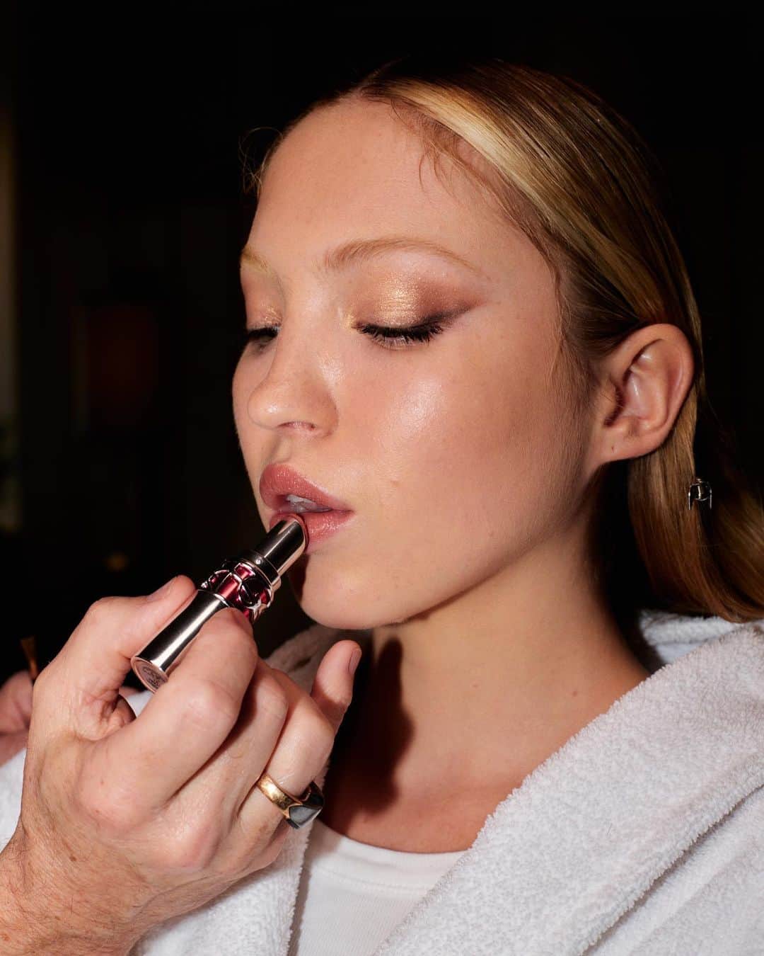 Yves Saint Laurent Beautyさんのインスタグラム写真 - (Yves Saint Laurent BeautyInstagram)「It’s all about that glow. @LilaMoss lit up New York last night with her glowy skin and glossy lips created by YSL Global Beauty Director @TomPecheux. Get the must-have lipstick gloss of the red carpet with CANDY GLAZE N°15.   GET THE LOOK: ALL HOURS FOUNDATION N°LN7 TOUCHE ÉCLAT ALL-OVER BRIGHTENING PEN N°2.5 NU HALO TINT HIGHLIGHTER in GOLD & BRONZE CRUSHLINER in NOIR INTENSE & BRUN UNIVERSEL COUTURE COLOUR CLUTCH in DESERT NUDE CANDY GLAZE N°15   #YSLBeauty #YSLBeautyLooks #LilaMoss #TomPecheux」5月3日 0時47分 - yslbeauty