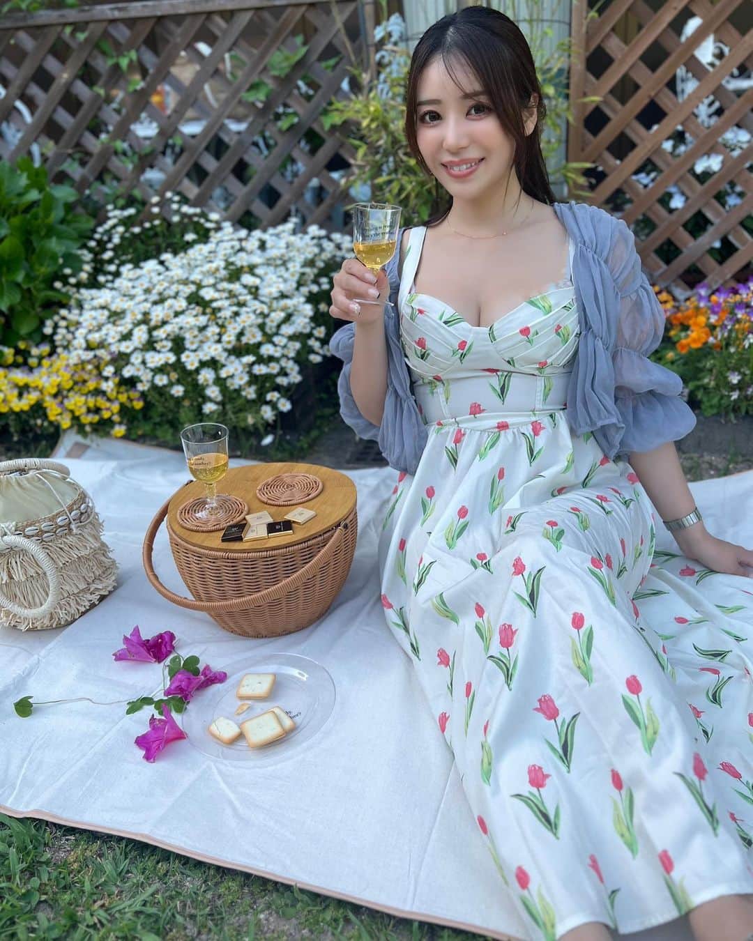 中村かなのインスタグラム：「🌷 ・ ・ SHEINで届いたばかりの お気に入りのワンピでピクニック🥂 @sheinofficial  @shein_japan  ・ ・ 👗 12677383 🧥 13652166 👜 10138453 ・ ・ 春服をSHEIN で爆買い💕 今回お気に入り&アタリばかりでうれしーい☺️🫶 動画撮ったのでまたアップします♡ お🉐にショッピングできる クーポン使ってくださいね✨✨ ・ ・ クーポンコード : 4ST171 ※0-5999円で15%オフ, 6000円以上のご購入で20％オフ ※有効期限：2023/05/31 ・ ・ ・ #SHEIN春の感謝祭 #SHEINコーデ #SHEIN #SHEIN購入品 #今日のコーデ #OOTD  #購入品紹介 #sheingals #春コーデ #春服 #春カラー #春夏コーデ #プチプラコーデ #プチプラファッション #韓国ファッション」