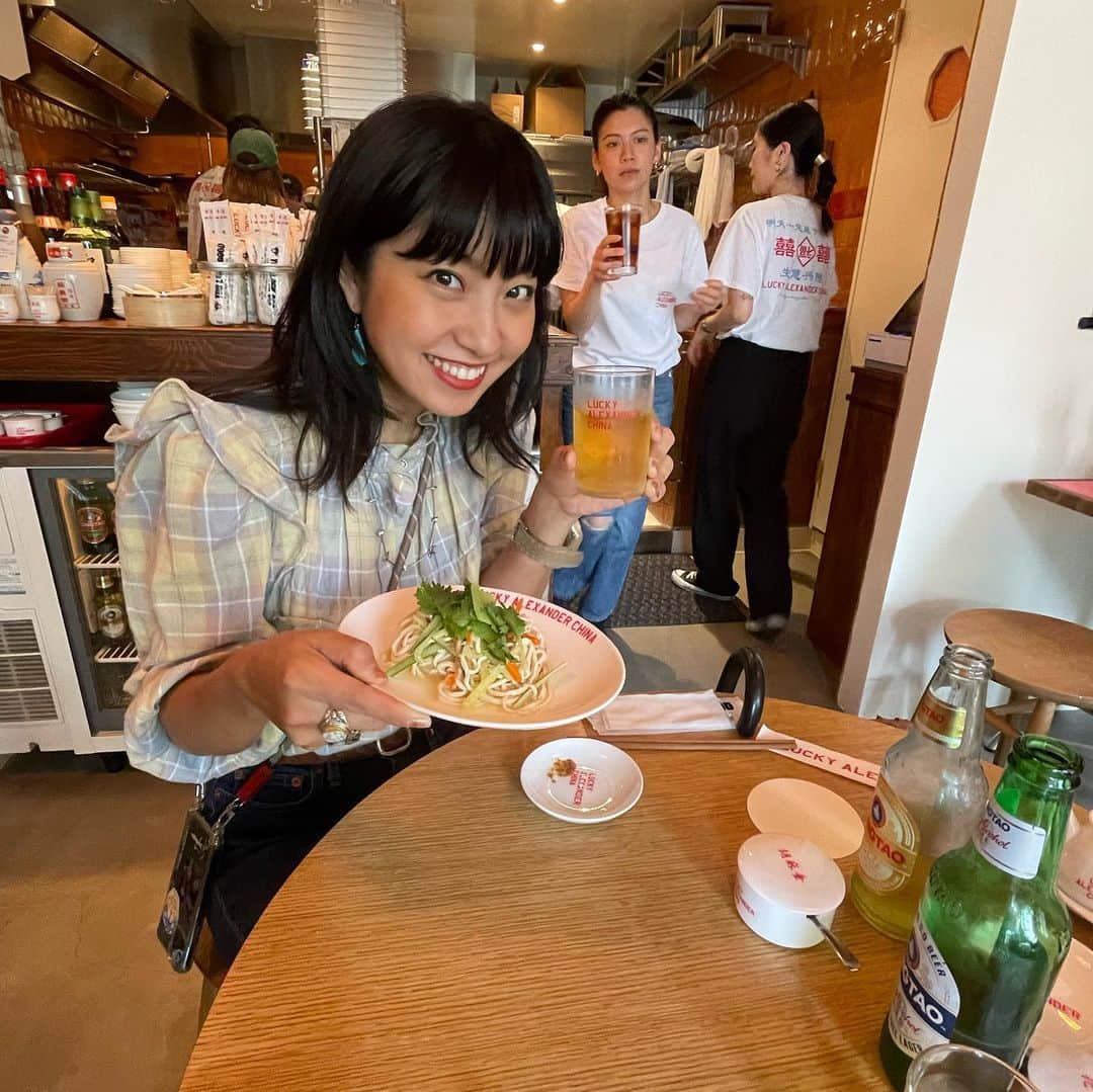 Rihwaさんのインスタグラム写真 - (RihwaInstagram)「5月2日にオープンしたばかりの @lucky_alex_matsumizaka  で、一緒に行ったNikiieちゃんと美味しい中華料理をお腹パンパンになるまで食べてきました！やばかった！ぜんっぶほんっとに美味しかった！！！！！❤️❤️❤️🔥🔥🔥😋 中でもRihwa的特におすすめは、焼き餃子と棒棒鶏とマンゴープリン！🥹😍🙏🏽✨ 行った際には食べてみてね！😍  @atsushi_kurumata が手がけるお店は、ジャンル問わず絶対に間違いないね！！！！オシャレに抜かり無い！痒いところに手が届く！友達と、カップルと来たい！東京を感じれる！  あつしくんの考えるコンセプト、「NEWSCHOOL町中華」は素敵過ぎる空間でした！！！！😍❤️🔥  あつしくん、招待してくれてありがとう！！！！！❤️🙏🏽😍🌞✨  #luckyalexanderchina  #松見坂 #東京」5月3日 0時45分 - rihwa_official