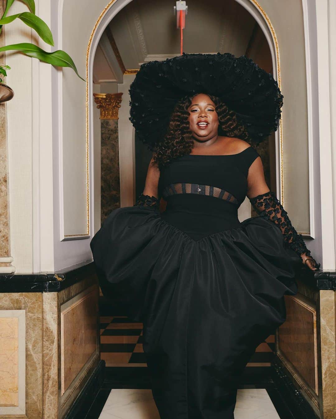 アレックス・ニューウェルのインスタグラム：「I went to the Met Gala at 8PM and 13 hours later I was Tony Nominated!!!! I’m unwell! Getting to wear @csiriano was iconic!!! With @alexander_armand on hair and @kellybellevue on makeup I couldn’t have asked for a better team!!! @jennyandersonphoto you know how to capture the mothershucking moment!!!!」