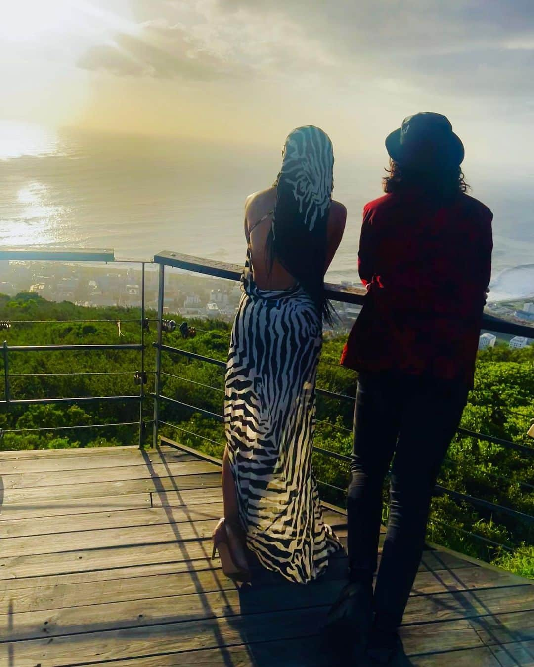 カテリーナ・グレアムさんのインスタグラム写真 - (カテリーナ・グレアムInstagram)「Thank you Cape Town!!!! Here are some pics from my trip to South Africa last week. I miss the people and the ocean view already, and I can’t wait to come back in September for the next one! Thanks @comicconafrica for the invite ❤️‍🔥  I am writing this from the refugee camp… so sending so much love to everyone who came out to @comicconcapetown for helping us raise so much.」5月3日 1時00分 - katgraham