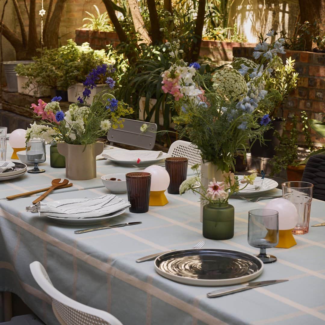 IKEA USAのインスタグラム：「Dining al fresco? Get the finishing touches for your outdoor space done in a jif! Our selection of accessories makes it easy and affordable to entertain no matter the size of your space! Learn more at the link in bio.」
