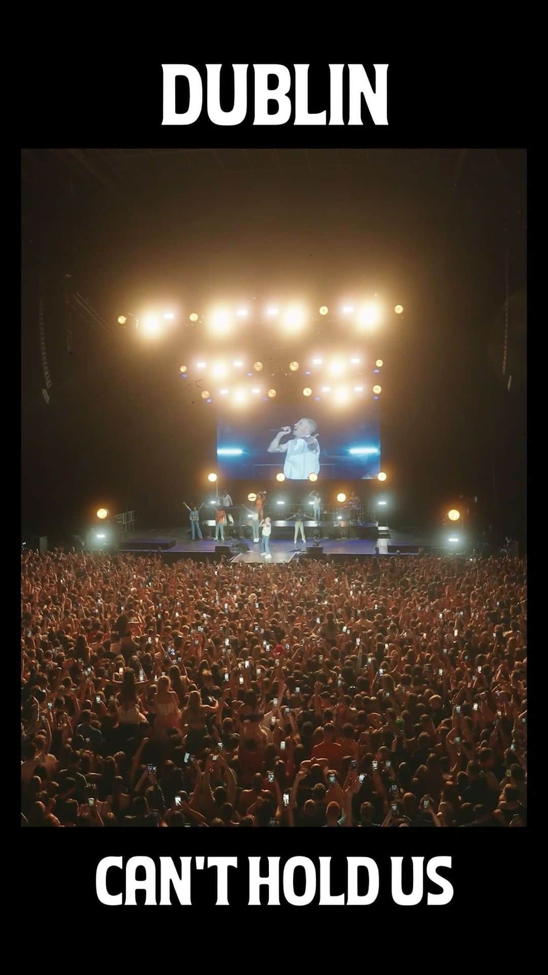 マックルモアーのインスタグラム：「This is what it looks like when Can’t Hold Us drops in front of 12,000 people」