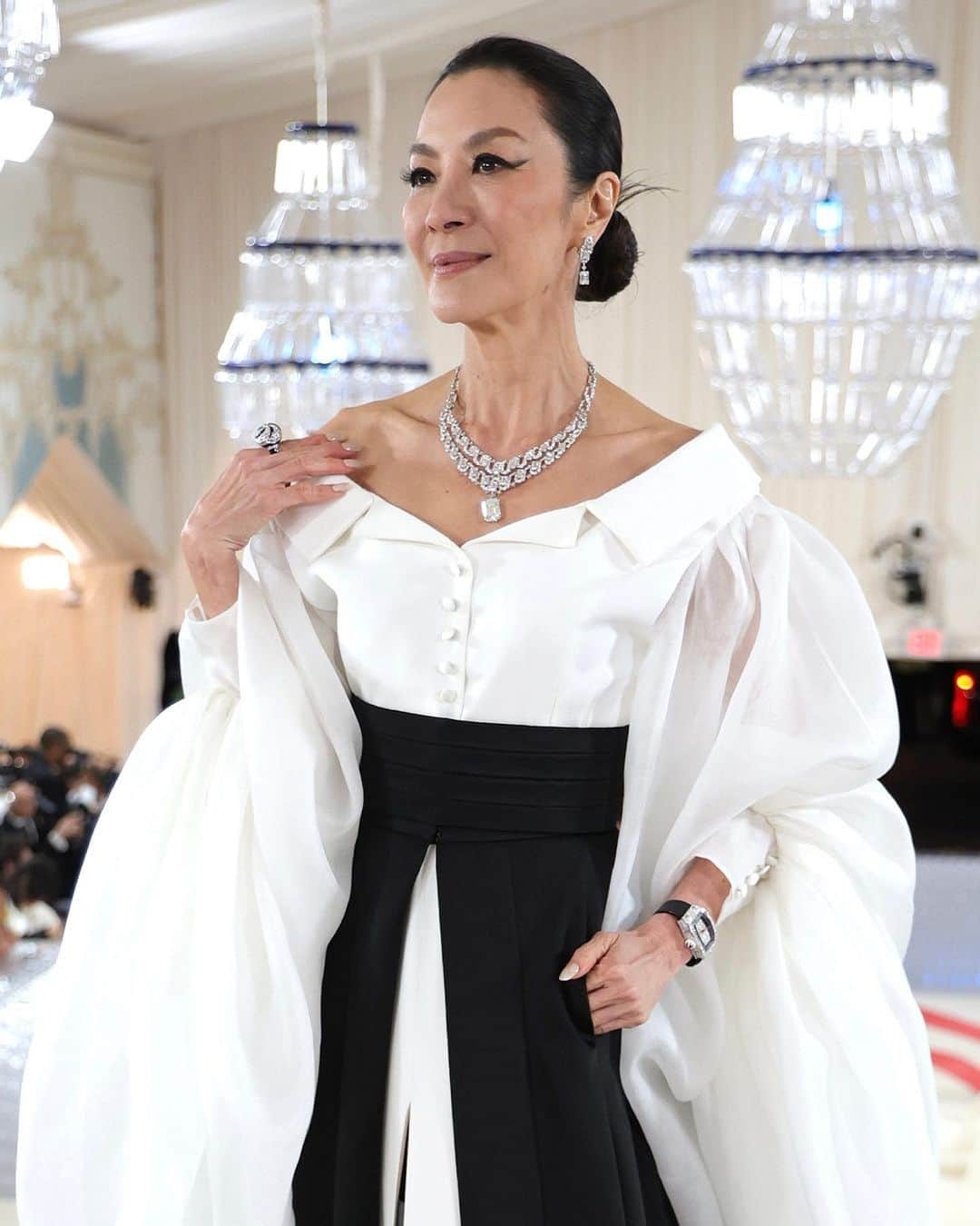 ドゥラメールさんのインスタグラム写真 - (ドゥラメールInstagram)「What’s she wearing? @lamer. Leading lady @michelleyeoh_official prepped for the 2023 #MetGala with our favorite routine for soft, glowing skin.   ✨The Treatment Lotion: Nourishes, revives, and replenishes skin.  ✨The Concentrate: Visibly soothes signs of irritation that may lead to premature aging.  ✨The Eye Concentrate: Visibly reduces dark circles, lines, and wrinkles.  ✨The Moisturizing Soft Cream: Healing moisture softens skin and soothes sensitivities.   To get the look, shop now.  #LaMerSkincare #LaMerTreatmentLotion #LaMerConcentrate #LaMerEyeConcentrate #LaMerSoftCream」5月3日 1時05分 - lamer