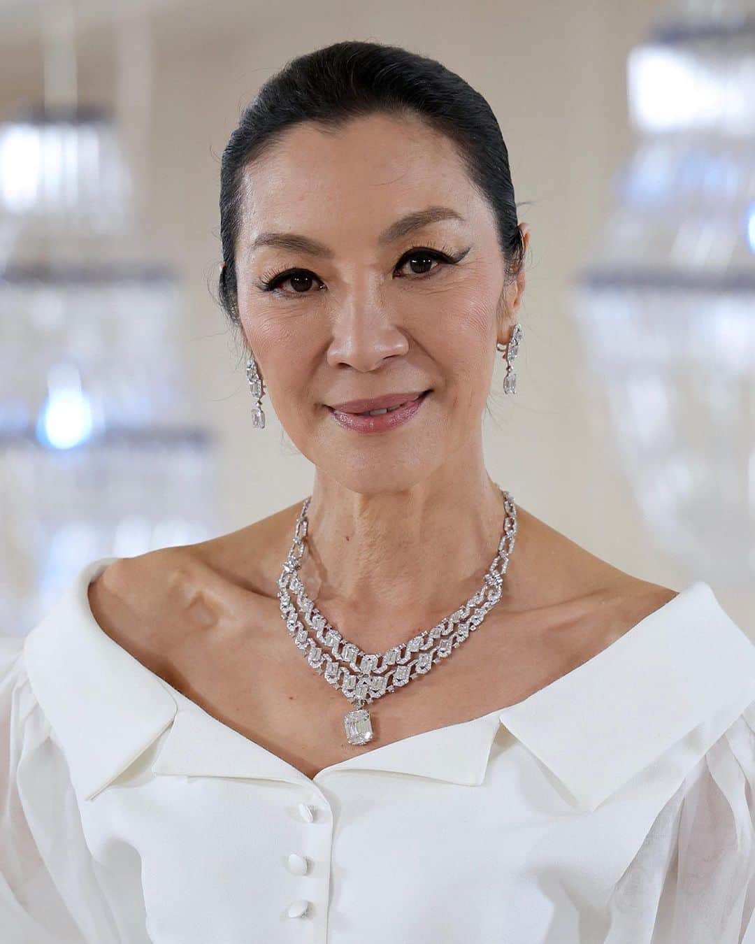 ドゥラメールのインスタグラム：「What’s she wearing? @lamer. Leading lady @michelleyeoh_official prepped for the 2023 #MetGala with our favorite routine for soft, glowing skin.   ✨The Treatment Lotion: Nourishes, revives, and replenishes skin.  ✨The Concentrate: Visibly soothes signs of irritation that may lead to premature aging.  ✨The Eye Concentrate: Visibly reduces dark circles, lines, and wrinkles.  ✨The Moisturizing Soft Cream: Healing moisture softens skin and soothes sensitivities.   To get the look, shop now.  #LaMerSkincare #LaMerTreatmentLotion #LaMerConcentrate #LaMerEyeConcentrate #LaMerSoftCream」