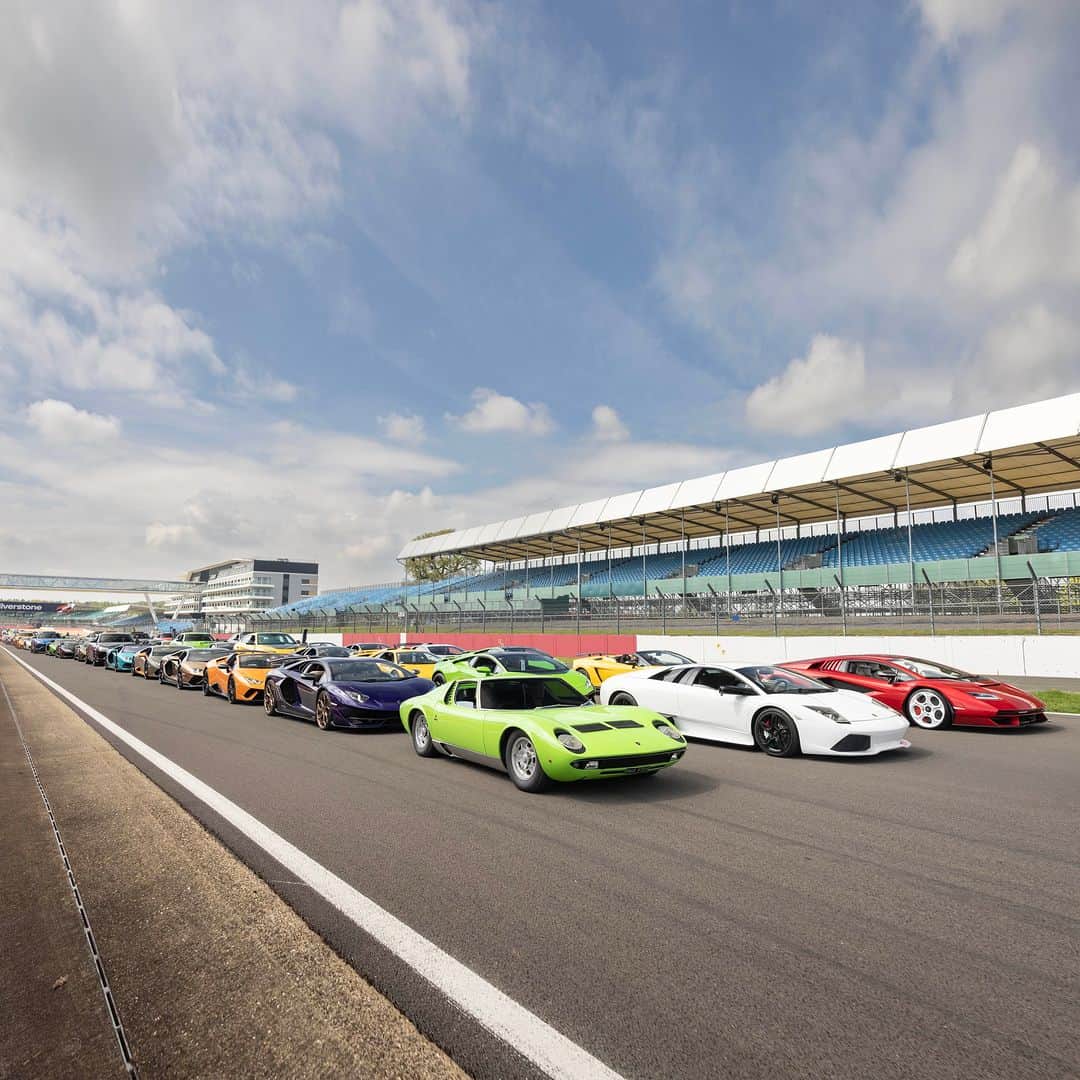 ランボルギーニのインスタグラム：「Last Saturday we attended Silverstone for ‘Lamborghini Day UK’, a very special celebration for our 60th anniversary which resulted in a new world record of 382 Lamborghinis on track at once. The cars were paraded around the Silverstone circuit by their owners, along with our Lamborghini Squadra Corse professionals.  Following the parade, our first Super Sports V12 hybrid plug in HPEV (High Performance Electrified Vehicle) and latest masterpiece, Revuelto, made its UK debut  The event concluded in Silverstone’s iconic Wing building, where heritage Lamborghini models, sustainability initiatives and exclusive watches were on display.  #Lamborghini #DrivingHumansBeyond __ Countach LPI 800-4: fuel consumption combined: 19,5 l/100km (WLTP); CO2-emissions combined: 440 g/km (WLTP)  The vehicle is not yet offered for sale and is therefore not subject to Directive 1999/94/EC. The fuel consumption and emissions data is in the type approval stage」