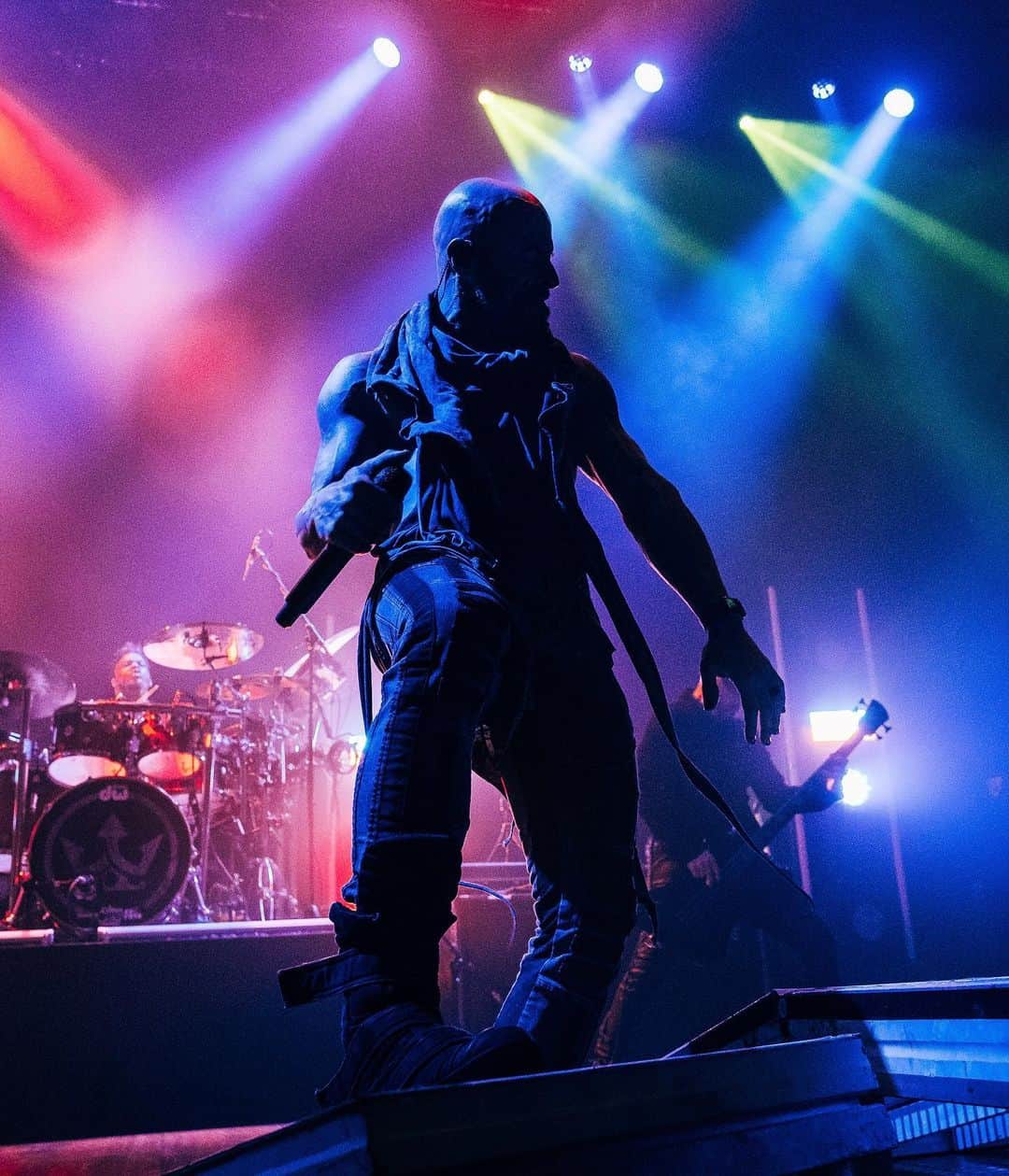 クリス・ドートリーのインスタグラム：「👽   Newcastle March 24, 2023 @o2cityhallnewcastle   #england #uk #daughtry #chrisdaughtry photo: @hrv_images」