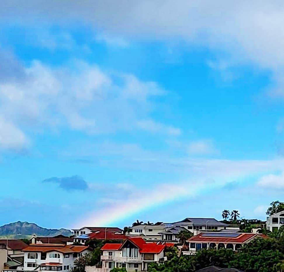 マキ・コニクソンさんのインスタグラム写真 - (マキ・コニクソンInstagram)「ただいま！🌈  空港に着くなり大きく深呼吸をして まずはハワイの美味しい空気を吸いました！yummy  Yummy 😋  自宅のラナイから虹が🌈見えて 早速パワーを貰ってます！✨✨ ハワイ&虹ちゃまパワーのおすそ分け！🌺🌈  “No Rain No Rainbow” 私のイベント第三章 “ハッピーでいるために” で紹介したけど “苦しいことの後にはいいことが起こる”  “頑張った後にはご褒美がある”   何度聞いてもいい言葉だ！ 頑張ったら頑張っただけ 報われるんだよ！ ↑ うん。うん。🤔 と、自分で言って 自分で納得しちゃってます。笑笑😁  日本はゴールデンウィーク真っ只中ですね！ 時間を有意義に過ごして下さいねー！ 人生楽しんだもん勝ちだからね！✌🏼  さて、これから いい子にお留守番していてくれた Boo&Koinuのお迎えに行きます！🐾🐾 I can’t wait to hug them!!!   #エアハワイ🌺  #ハッピーレインボーのおすそ分け🌈  #ハワイのおすそ分け🤙🏼  #ただいまハワイ」5月3日 12時08分 - makikonikson