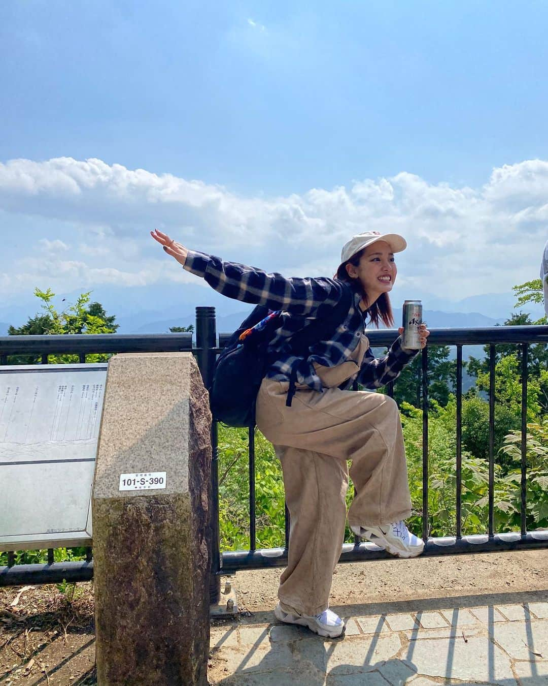 飯窪春菜さんのインスタグラム写真 - (飯窪春菜Instagram)「⛰️  今年も高尾山に登ってきたことをお知らせします😌🐢  毎年この時期になると、 「お、そろそろ登りに行こう」 って気持ちになるのですが、気付いたら春夏冬は登ったことあるけど秋だけ無いんですよ🫨  秋の高尾山も堪能したいから、 今年は秋も行っちゃおうかな〜なんて思っています🍂  写真は山頂で浮かれている姿と、 「ここが私のアナザースカイ。高尾山です！」って言ってる姿😉🫶🏻笑  さあ皆さんも、lets高尾山❕  ⚠️上げ直しごめんなさい💦  #高尾山 #八王子 #八王子会」5月3日 12時01分 - harunaiikubo_official