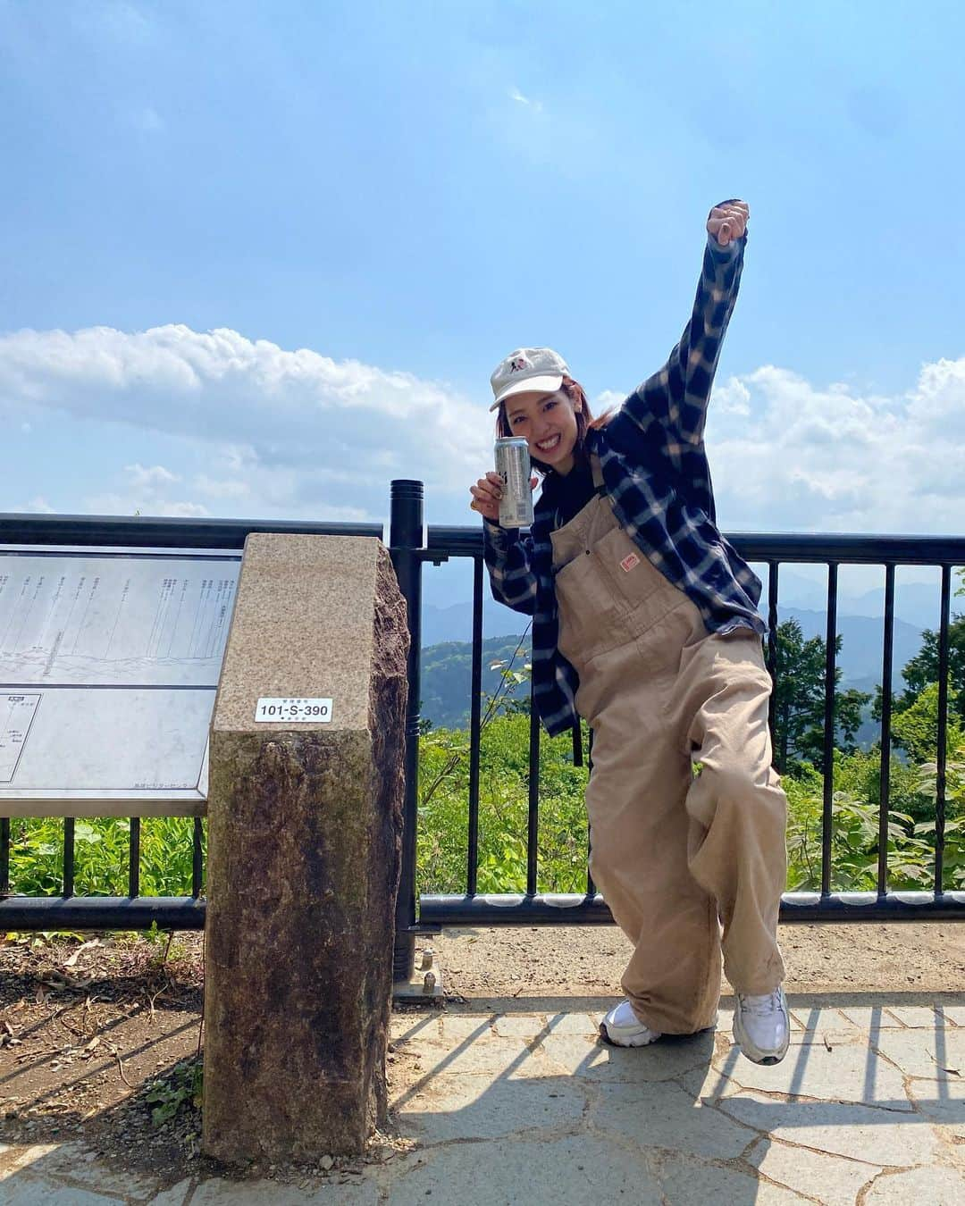 飯窪春菜さんのインスタグラム写真 - (飯窪春菜Instagram)「⛰️  今年も高尾山に登ってきたことをお知らせします😌🐢  毎年この時期になると、 「お、そろそろ登りに行こう」 って気持ちになるのですが、気付いたら春夏冬は登ったことあるけど秋だけ無いんですよ🫨  秋の高尾山も堪能したいから、 今年は秋も行っちゃおうかな〜なんて思っています🍂  写真は山頂で浮かれている姿と、 「ここが私のアナザースカイ。高尾山です！」って言ってる姿😉🫶🏻笑  さあ皆さんも、lets高尾山❕  ⚠️上げ直しごめんなさい💦  #高尾山 #八王子 #八王子会」5月3日 12時01分 - harunaiikubo_official