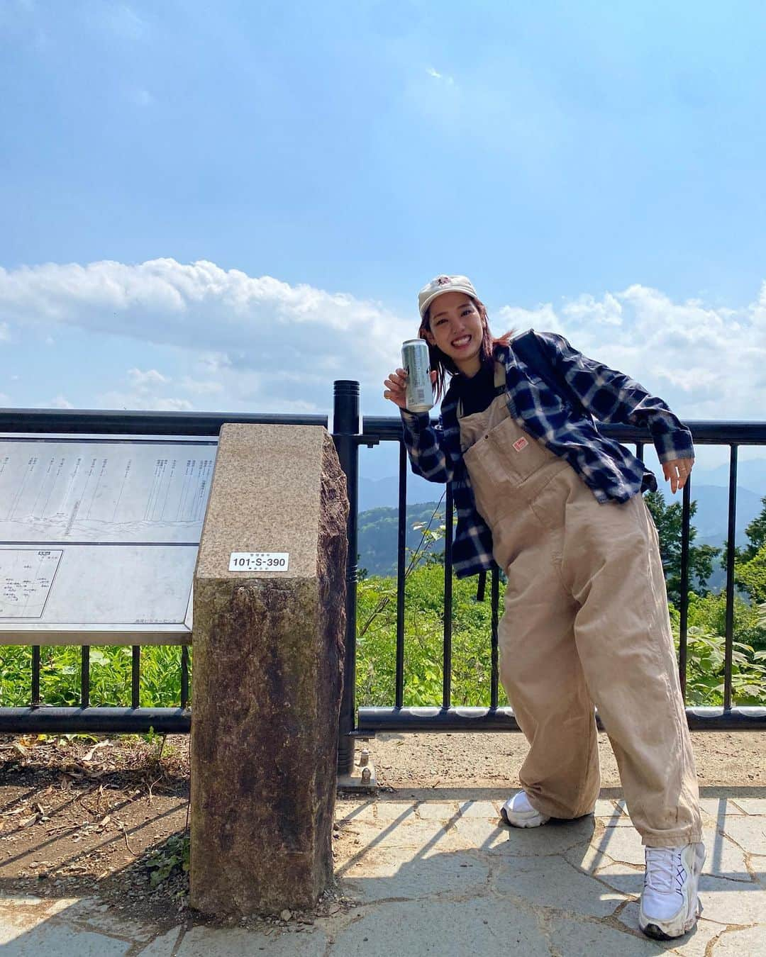 飯窪春菜さんのインスタグラム写真 - (飯窪春菜Instagram)「⛰️  今年も高尾山に登ってきたことをお知らせします😌🐢  毎年この時期になると、 「お、そろそろ登りに行こう」 って気持ちになるのですが、気付いたら春夏冬は登ったことあるけど秋だけ無いんですよ🫨  秋の高尾山も堪能したいから、 今年は秋も行っちゃおうかな〜なんて思っています🍂  写真は山頂で浮かれている姿と、 「ここが私のアナザースカイ。高尾山です！」って言ってる姿😉🫶🏻笑  さあ皆さんも、lets高尾山❕  ⚠️上げ直しごめんなさい💦  #高尾山 #八王子 #八王子会」5月3日 12時01分 - harunaiikubo_official