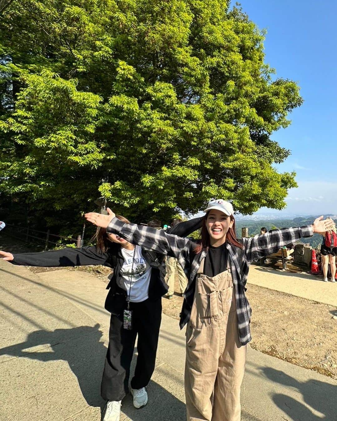 飯窪春菜さんのインスタグラム写真 - (飯窪春菜Instagram)「⛰️  今年も高尾山に登ってきたことをお知らせします😌🐢  毎年この時期になると、 「お、そろそろ登りに行こう」 って気持ちになるのですが、気付いたら春夏冬は登ったことあるけど秋だけ無いんですよ🫨  秋の高尾山も堪能したいから、 今年は秋も行っちゃおうかな〜なんて思っています🍂  写真は山頂で浮かれている姿と、 「ここが私のアナザースカイ。高尾山です！」って言ってる姿😉🫶🏻笑  さあ皆さんも、lets高尾山❕  ⚠️上げ直しごめんなさい💦  #高尾山 #八王子 #八王子会」5月3日 12時01分 - harunaiikubo_official