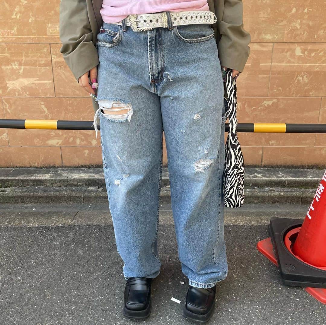 古着屋フラミンゴ下北沢マバタキ店さんのインスタグラム写真 - (古着屋フラミンゴ下北沢マバタキ店Instagram)「recommend style -stone y2k tank top -tailored jacket -TOMMY HILFIGER damage denimpants  ✝️店内商品全て通販可能です☮️ 通販ご希望の際はＤＭにてお受けしております😊  #nagoya#osu #tokyo #mabataki #vintage #fashion #fyp #y2k  #00s #90s #名古屋 #大須 #東京 #古着 #大須古着屋 #マバタキ」5月3日 12時04分 - nagoya_mabataki