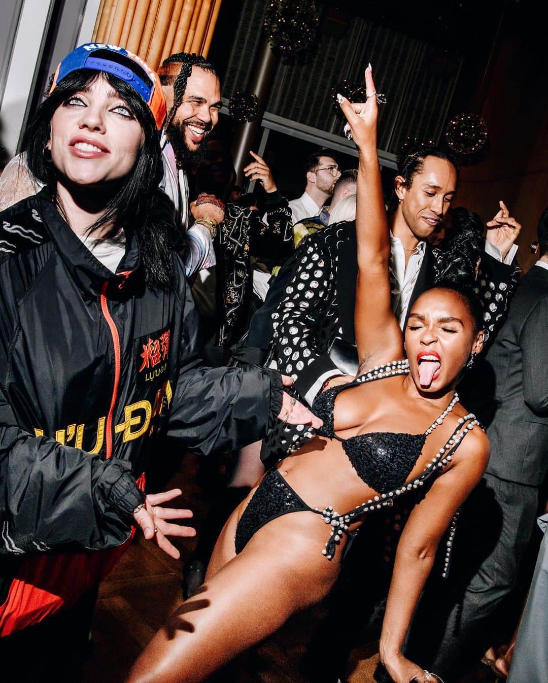New York Times Fashionのインスタグラム：「The Met Gala’s red carpet was just the start. Welcome to the after-parties.  Following the benefit inside the Metropolitan Museum of Art, guests of the gala flocked to numerous late-night events around the city at venues including the Mark Hotel, the Box and the Top of the Standard. Many after-party attendees didn’t even attend the gala, and many who did attend changed into new outfits.  At the Top of the Standard, the “Mad Men”-meets-Rainbow Room top-floor space, professional dancers gyrated on platforms in white spray-painted bodysuits that brought to mind Keith Haring’s collaboration with Grace Jones. The host was Janelle Monáe, who performed alongside Kaytranada for the crowd, which included celebrities like Billie Eilish, Lil Nas X, Florence Pugh, Quinta Brunson and Stephanie Hsu.  Downtown at the Box, a burlesque club, Sean Combs, also known as Diddy, held a party of his own. There, Paris Hilton swayed from side to side, eyes hidden behind white sunglasses, with Marc Jacobs at her side. Teyana Taylor performed and Usher sipped a drink in front of the D.J. booth.  Tap the link in our bio to get access inside the Met Gala after-parties. Photos by @vnina, @poupayphoto and @rebeccasmeyne」