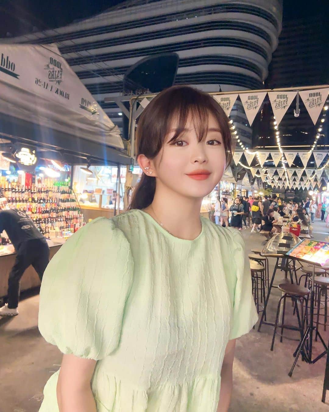 スヒョンのインスタグラム：「♥ 여름 혐오하고 겨울 좋아하는 뚱냥이는 방콕 여행 내내 블러셔가 필요 없었다고 한다.. ☺️✨ ⠀⠀⠀ 먹을 것도 많고 볼 것도 많은 #조드페어야시장 에서 그 유명한 #랭쌥 저도 한번 먹어봤슴니다 🍴 #𝑱𝒂𝒏𝒈𝒔𝒖𝒉𝒚𝒖𝒏_방콕」