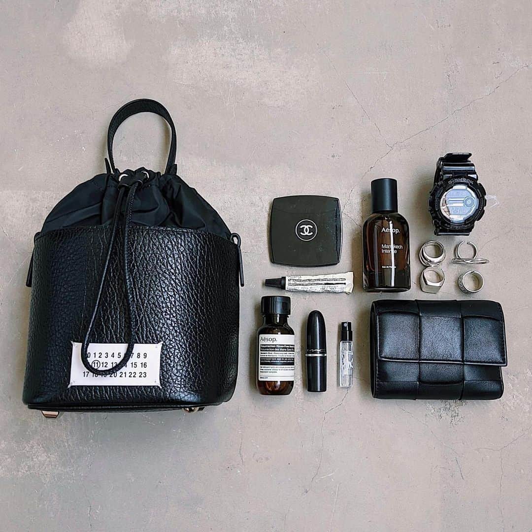maai0528のインスタグラム：「〻👶🏻👜💄👛 ｓuki‥🎀 最近のスタメンw ． ． ． #myfav #Aesop #maisonmargiela  #bottegaveneta  #gshock  #CHANEL #pixelで撮影」