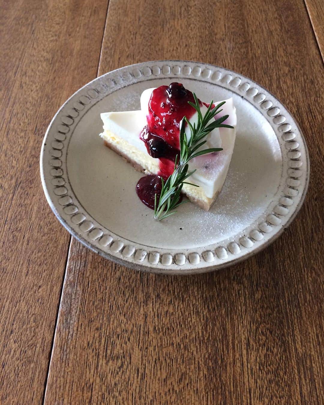 手紙社さんのインスタグラム写真 - (手紙社Instagram)「【手紙舎 2nd STORY】 日替わりでスペシャルなチーズケーキが楽しめる「G・C・W！　(ゴールデン・チーズケーキ・ウィーク！）」を開催中です。本日はレアチーズとベイクドチーズの2層のチーズケーキに甘酸っぱいベリーとベリーソースをたっぷりあわせた「ベリーのダブルチーズケーキ」をご用意しております。ぜひお楽しみください。 . 5/3MENU FOOD ・温泉卵とキャベツのカルボナーラ ・牛ほほ肉のオレンジトマト煮込み ・生パスタのナポリタン DESSERT ・チョコレートケーキ ・レモンのパウンドケーキ ・キャラメルバナナのタルト ・いちごとミルククリームのシフォンサンド ・ベリーのダブルチーズケーキ . 2023/5/3 . #手紙舎#手紙舎2ndstory#カフェ#ゴールデンウィーク#ベリーダブルチーズケーキ#デザート」5月3日 10時59分 - tegamisha