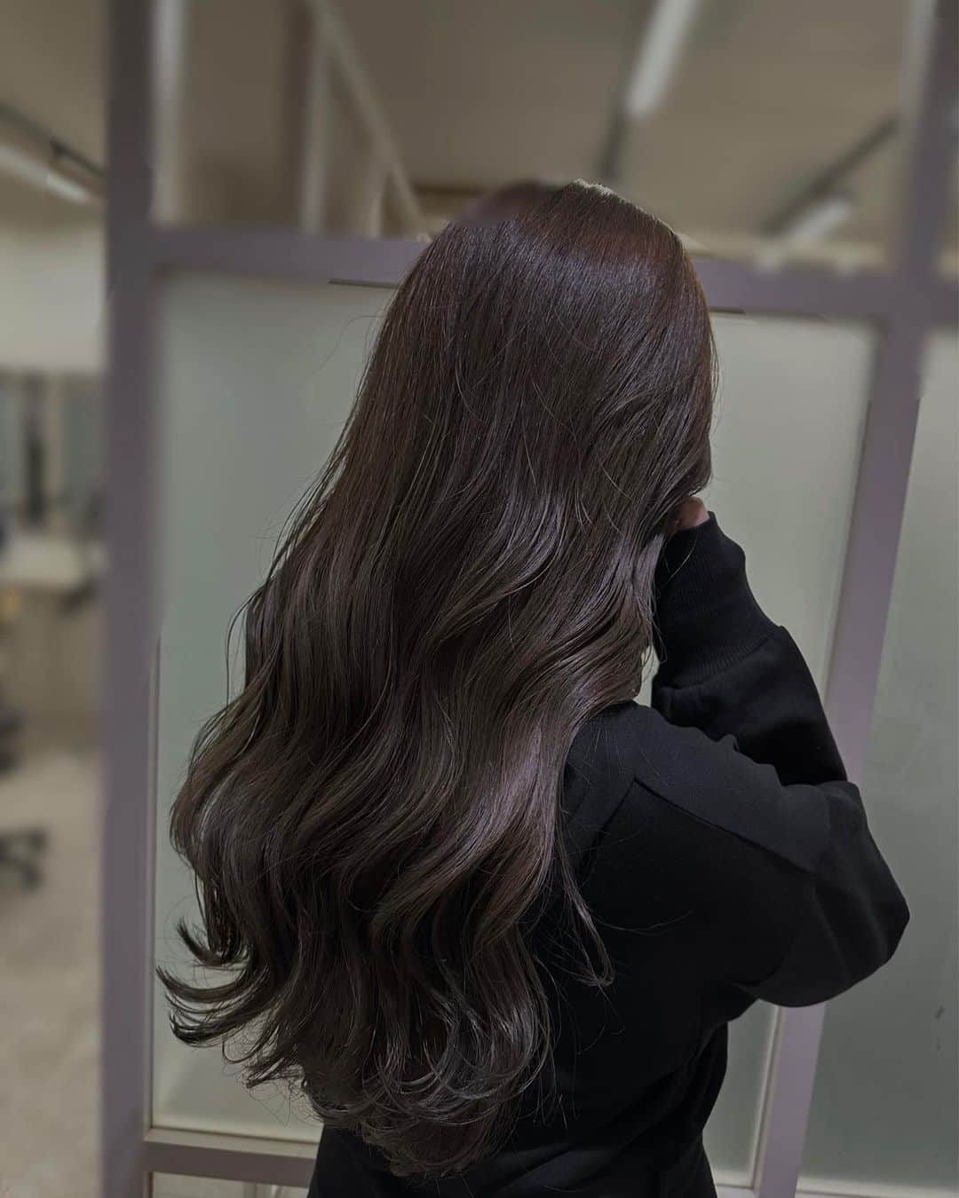 Honokaのインスタグラム：「. . New color🫶🏽 前回のベージュにオリーブ🫒で赤み消し  オリーブ入れるだけで一気に品増し  トリートメント月1でできてるから 髪の状態よすぎて神🤦‍♀️♡♡  #骨スト #骨ストダイエット #トレーニー女子 #オリーブベージュ  #トレーニング #ワンピース」