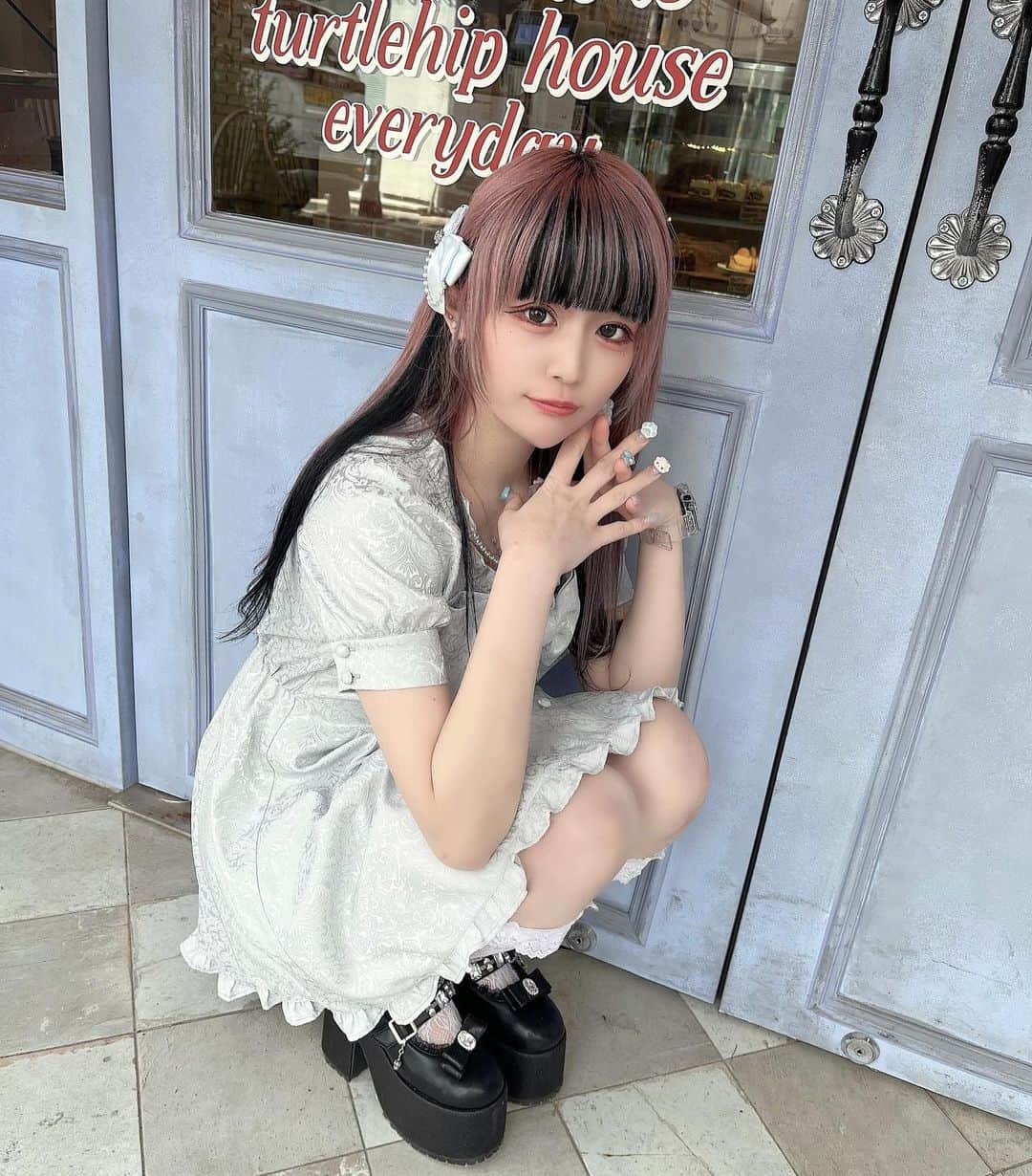 のインスタグラム：「ㅤㅤㅤㅤㅤㅤㅤㅤㅤㅤㅤㅤㅤㅤㅤㅤㅤㅤㅤㅤ ゴールデンウィークなにするのー？🐈🎵 ㅤㅤㅤㅤㅤㅤㅤㅤㅤㅤㅤㅤㅤ #ankrouge #アンクルージュ #bemqin #大宮アルシェ #大宮 #量産型コーデ #量産型ヲタク #量産型 #地雷女子 #地雷 #地雷メイク #水色コーデ #水色系統 #韓国旅行 #韓国カフェ #韓国ファッション #オルチャンファッション #派手髪 #自撮り #自撮り界隈 #アパレル店員 #いいね返し #自発ください #fashion #ootd #japanesegirl」
